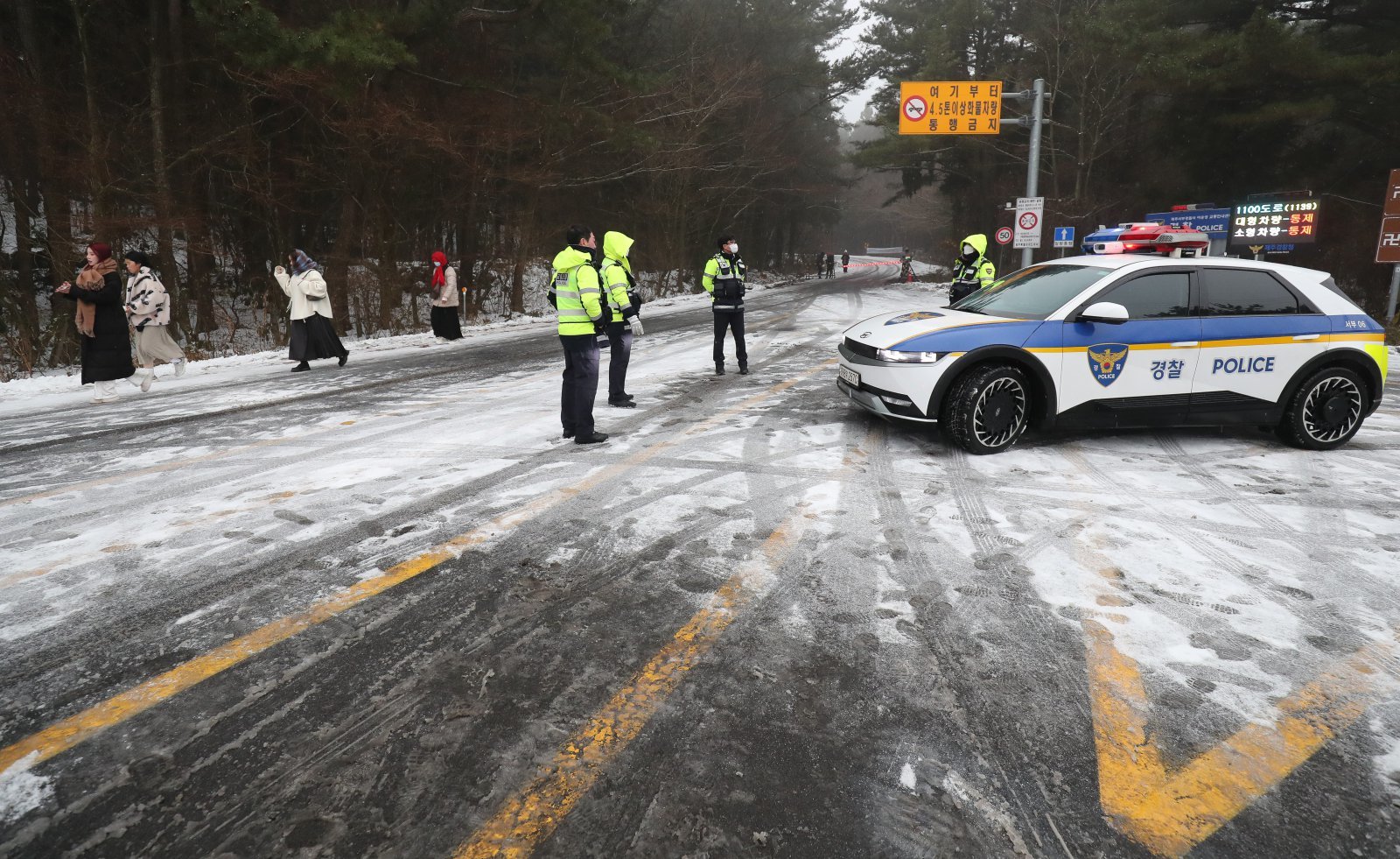 제주도 산지에 대설주의보가 내려진 2일 오전 제주 한라산을 통과하는 1100도로 입구인 제주시 어승생 삼거리에서 제주서부경찰서 소속 경찰관이 도로통제를 하고 있다. 2026.02.02 뉴시스