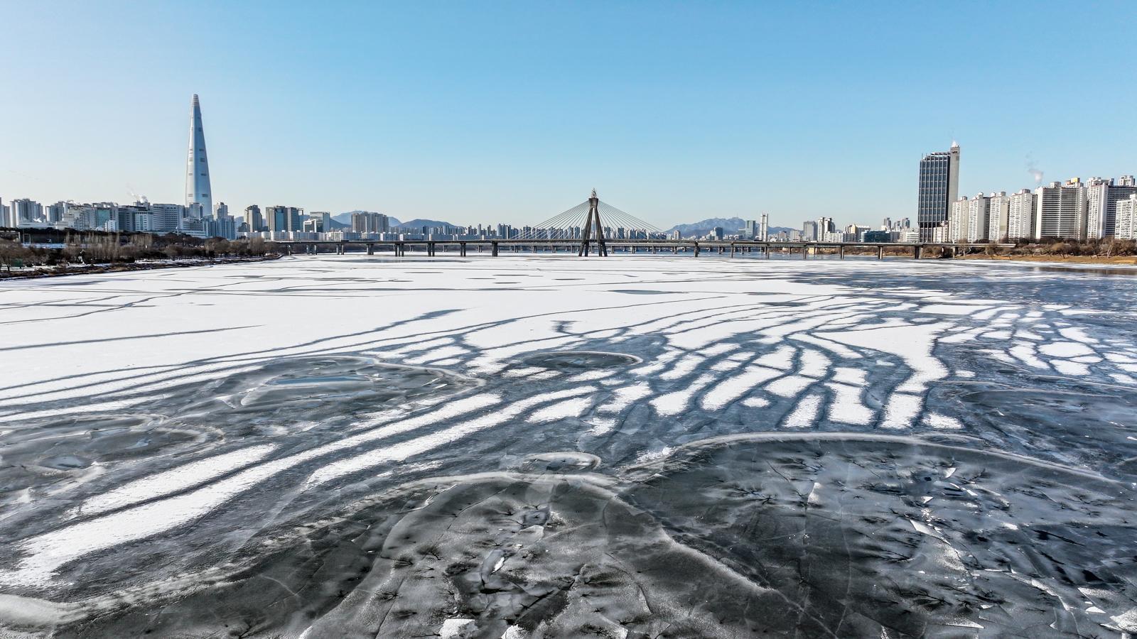6일 경기 19개 시군에 한파주의보가 내려지면서 일부 지역의 아침 최저기온이 -9.8도까지 떨어지는 등 맹추위가 다시 시작됐다.  지난달 25일 서울 한강 광나루한강공원 선착장 인근 강물이 얼어있는 모습. 2026.1.25/뉴스1