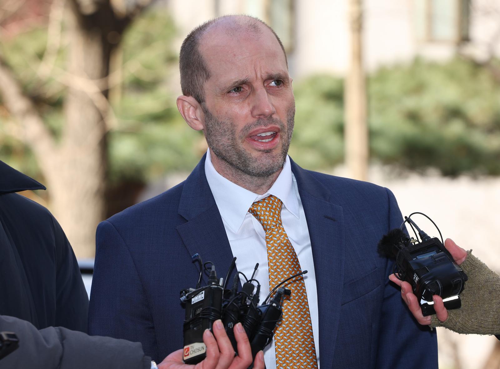 해롤드 로저스 쿠팡 한국법인 임시 대표가 6일 오후 서울 마포구 서울경찰청 반부패수사대에서 국회증언감정법의 위증 혐의를 받는 피고발인 신분으로 조사에 출석하며 입장을 밝히고 있다. 2026.02.06. 뉴시스