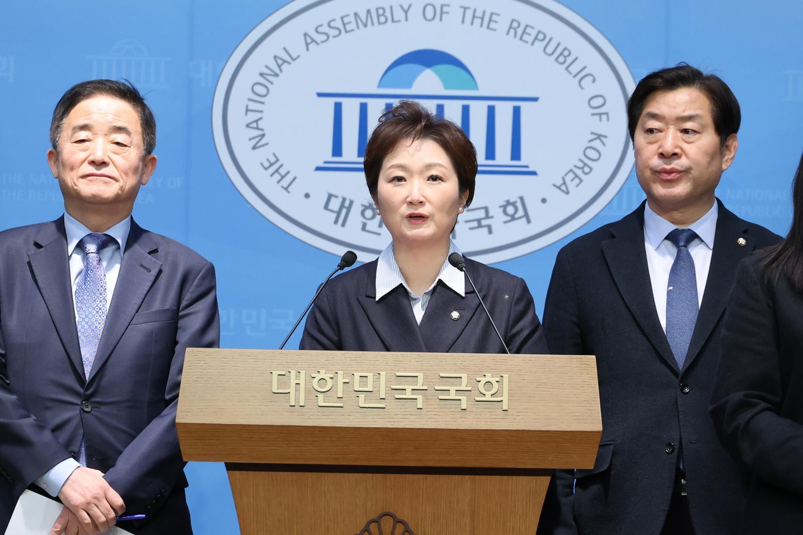 강득구(왼쪽부터), 이언주, 황명선 더불어민주당 최고위원이 6일 서울 여의도 국회 소통관에서 조국혁신당과의 합당 관련 기자회견을 하고 있다. 2026.2.6/뉴스1