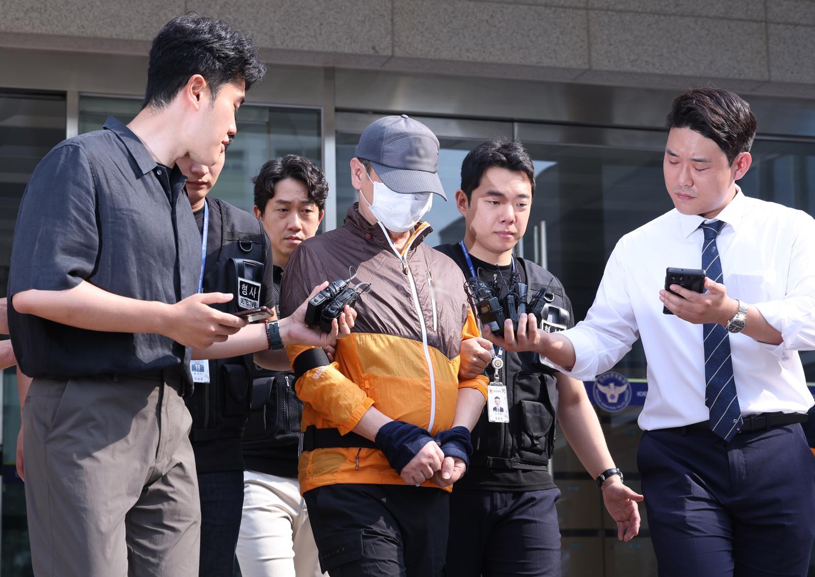 사제 총기 살해 사건 피의자 조모 씨가 30일 오전 인천논현경찰서에서 검찰로 송치되고 있다. 조모 씨는 지난 20일 오후 9시 31분께 인천시 연수구 송도 아파트에서 사제 총기로 산탄을 발사해 아들을 살해한 혐의를 받고 있다. 2025.7.30/뉴스1 ⓒ News1