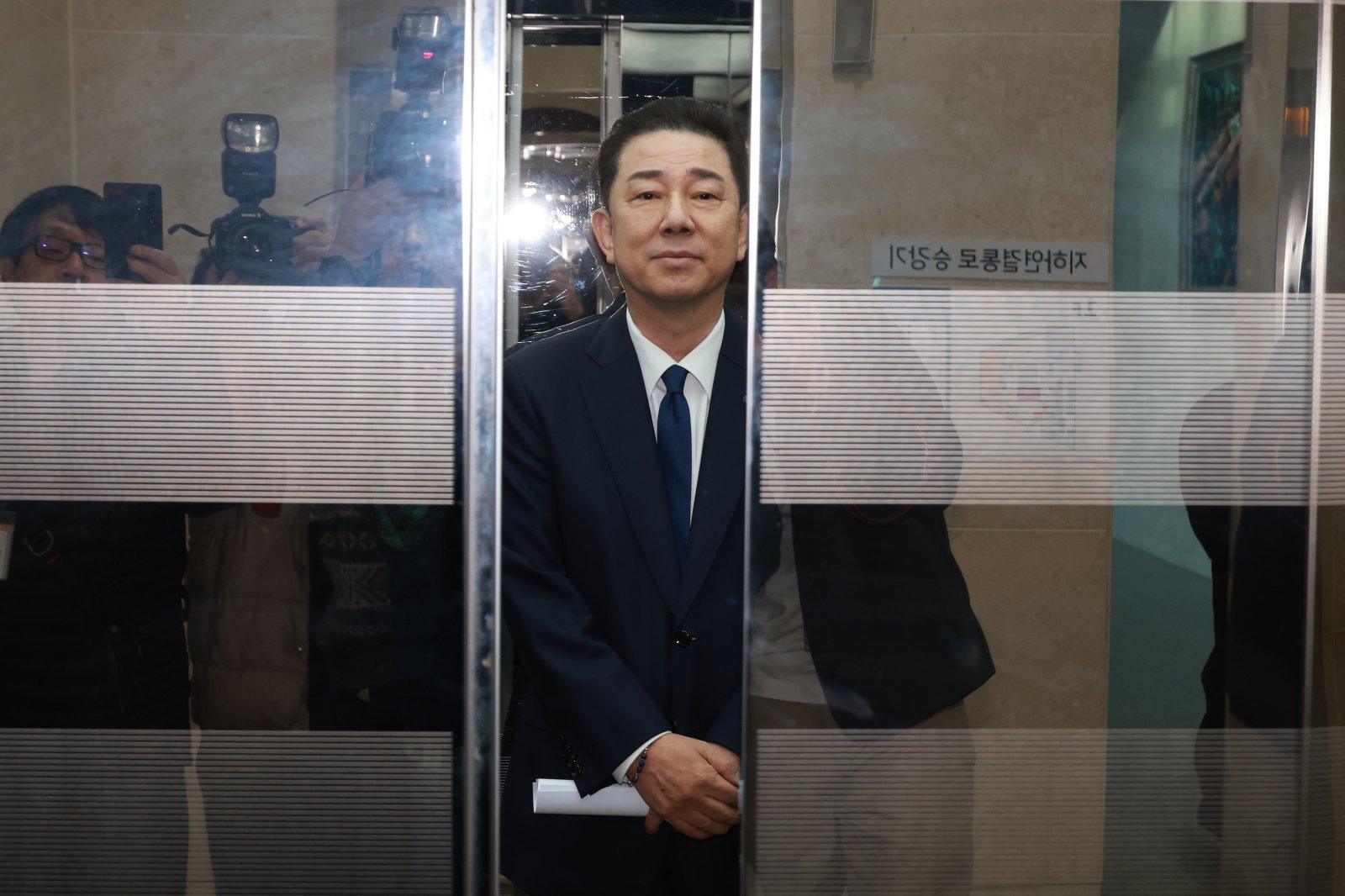 김병기 전 더불어민주당 원내대표가 19일 서울 여의도 국회 소통관에서 기자회견을 마친 뒤 엘리베이터에 탑승하고 있다. 2026.01.19 서울=뉴시스