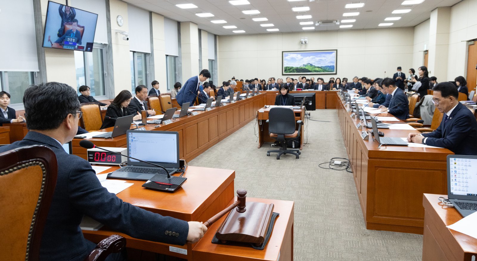 17일 서울 여의도 국회에서 열린 제429회국회(정기회) 기후에너지환경노동위원회 제7차 전체회의에서 안호영 위원장이 의사봉을 두드리고 있다. 2025.11.17 / ⓒ 뉴스1
