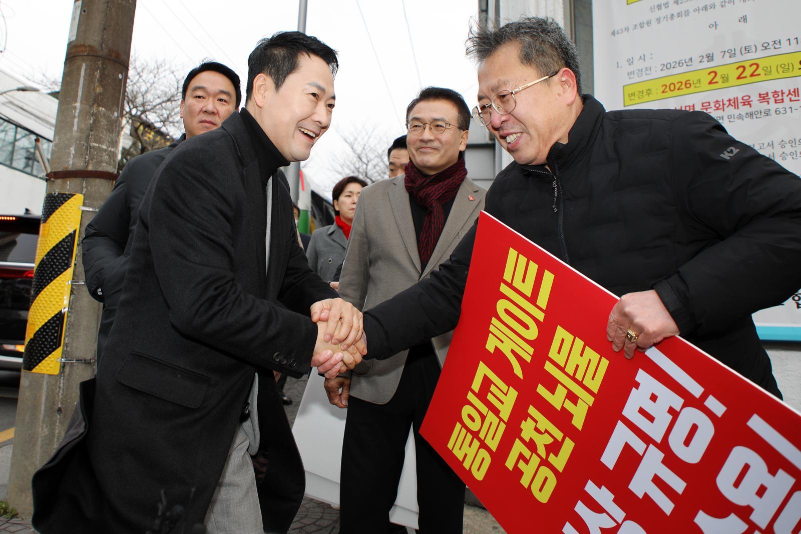 장동혁 국민의힘 대표가 6일 오전 제주 서귀포시 표선면의 한 거리에서 지지자들과 인사하고 있다. 2026.2.6 뉴스1