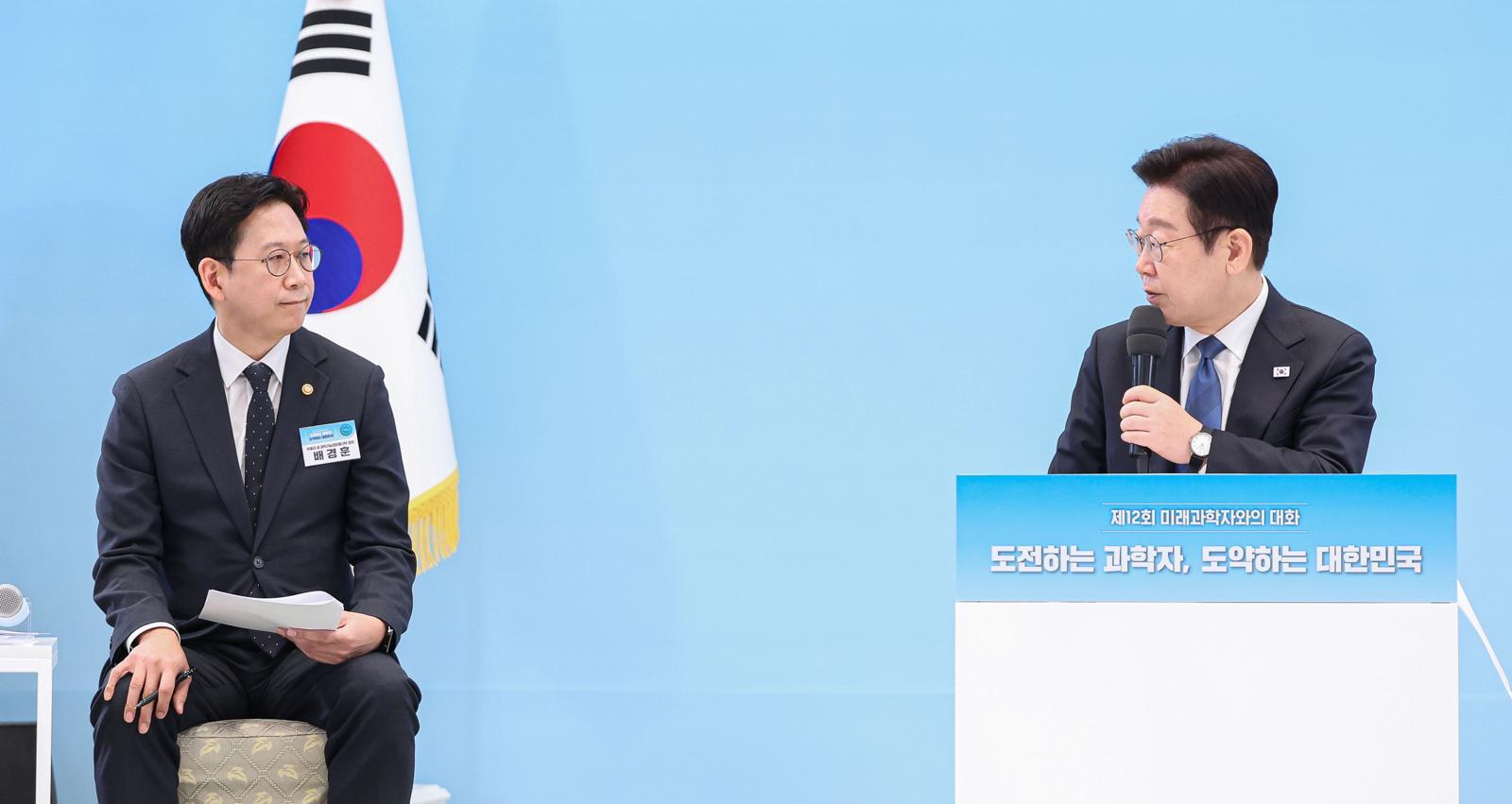 이재명 대통령이 5일 청와대에서 열린 대통령과학장학생·올림피아드 대표단 친수 및 간담회(미래 과학자와의 대화)에서 배경훈 부총리 겸 과학기술정보통신부 장관과 대화하고 있다. 뉴시스