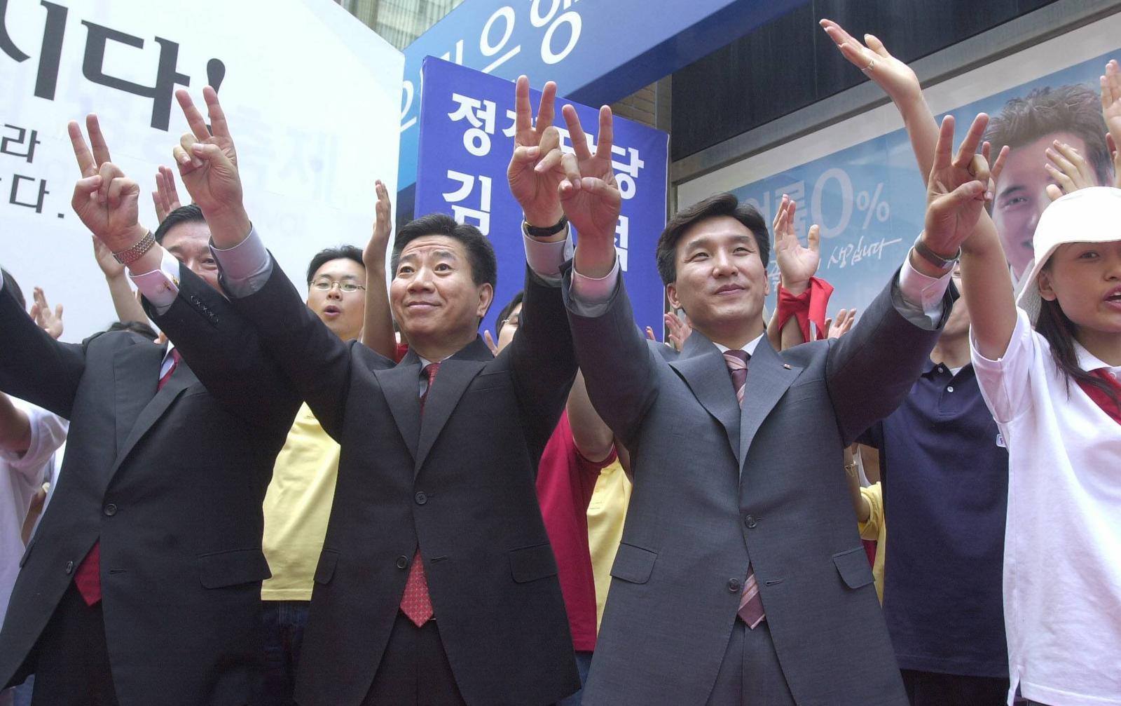 2002년 5월 29일 당시 새천년민주당 대선 후보였던 노무현 전 대통령(왼쪽)과 서울시장 후보였던 김민석 총리(오른쪽)이 명동 유세 중에 손가락으로 ‘브이’자를 하며 승리를 다짐하고 있다. 김 전 총리는 당시 노 전 대통령의 후보 사퇴와 정몽준 후보로의 후보 교체를 요구하는 ‘후단협’에 이름을 올렸다. 동아일보 DB