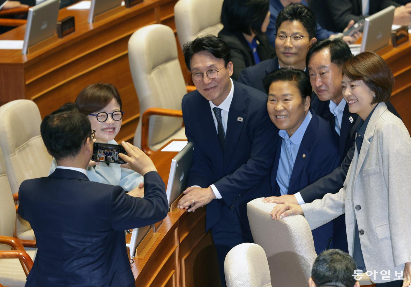 지난해 7월 3일 국회에서 더불어민주당 주도로 김민석 국무총리 후보자 임명동의안이 통과된 뒤 김 총리가 민주당 의원들과 사진을 찍고 있다. 동아일보 DB