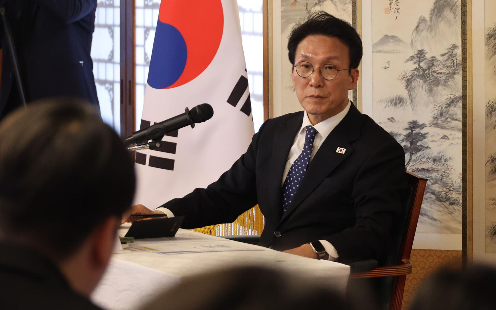 김민석 국무총리가 2일 서울 총리공관에서 열린 출입기자 간담회에서 기자의 질문을 듣고 있다. 뉴시스