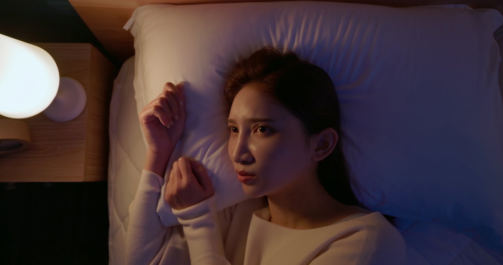 밤늦게까지 잠들지 못하고 뒤척이는 모습. 전문가들은 일정 기간 수면 시간을 늘려 두는 ‘수면 저축’ 전략이 단기적으로 수면 부족 영향을 줄이는 데 도움이 될 수 있다고 설명한다. 게티이미지뱅크