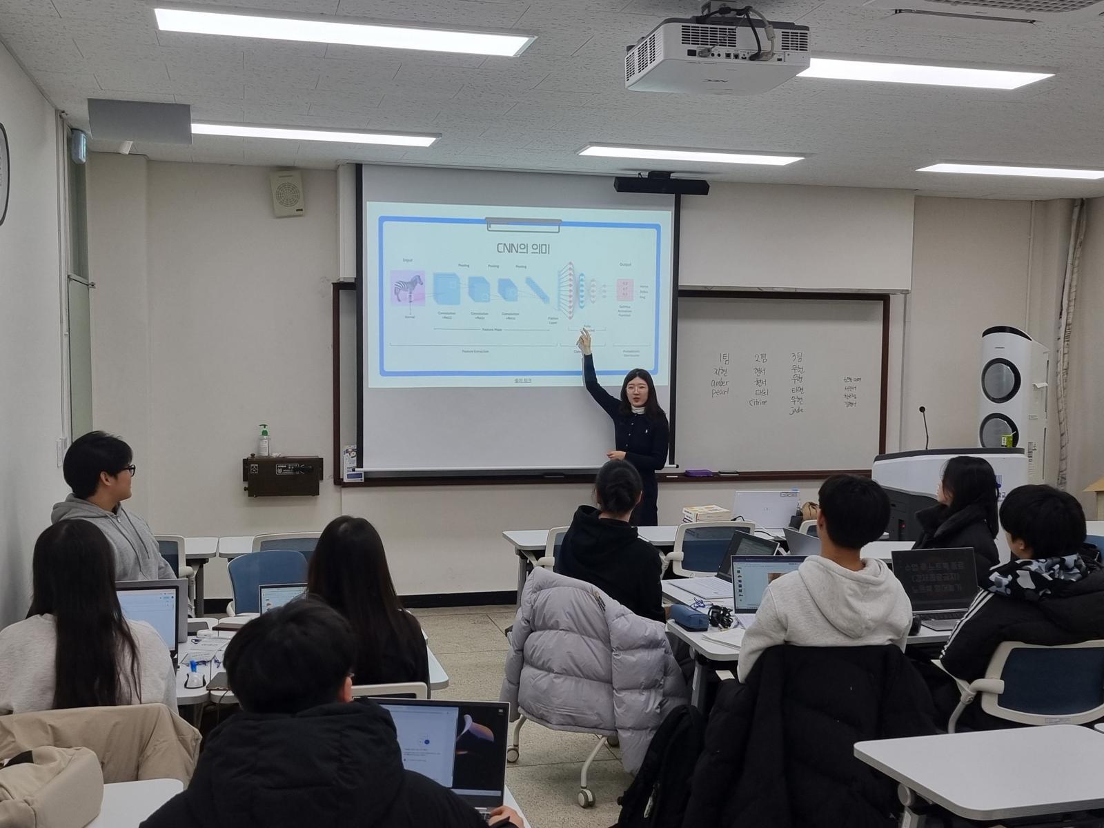 6일 서울 동대문구 서울시립대 자연과학관에서 열린 ‘딥러닝 모델 개발 캠프’에서 학생들이 합성곱 신경망(CNN) 관련 설명을 듣고 있다. 서울시교육청 제공