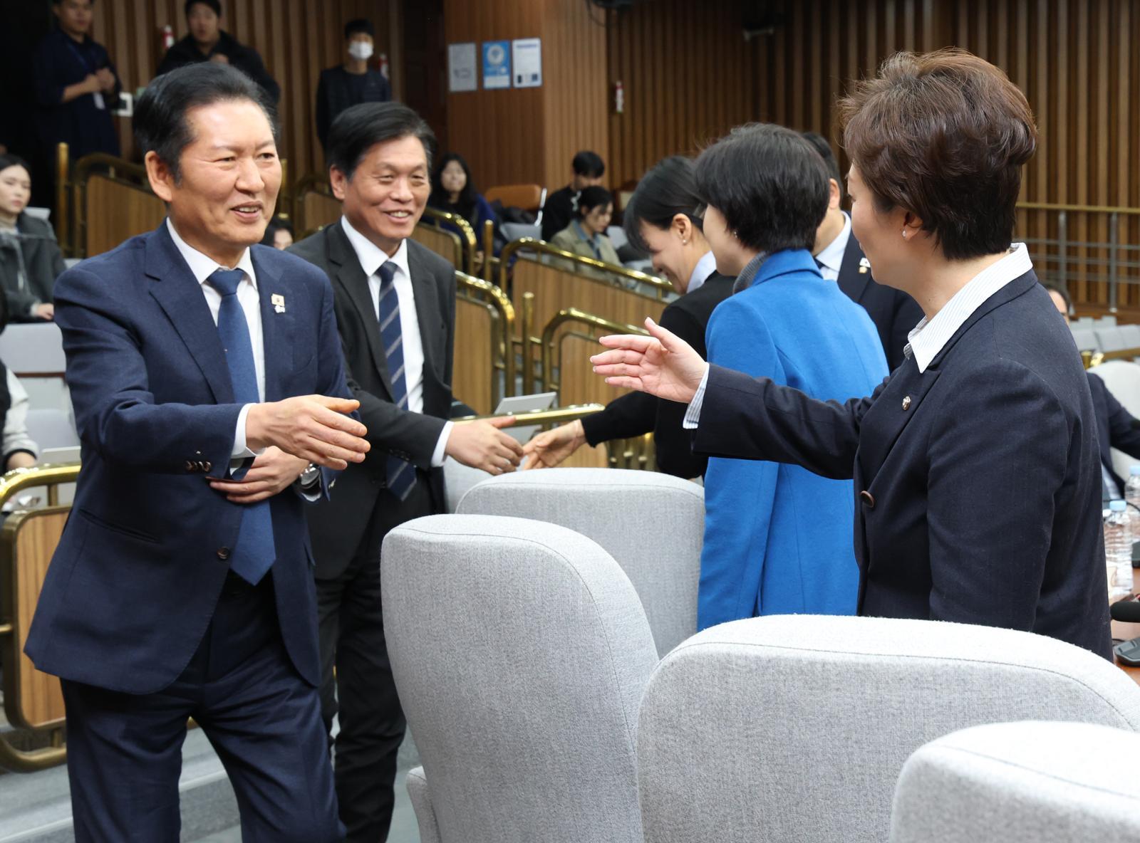 정청래 더불어민주당 대표가 6일 오후 서울 여의도 국회에서 열린 조국혁신당과의 합당 관련 3선의원 모임(회장 소병훈 의원)에 참석해 간담회를 하고 있다.  이 자리에는 이언주 의원도 출석했다.2026.2.6 이훈구 기자 ufo@donga.com