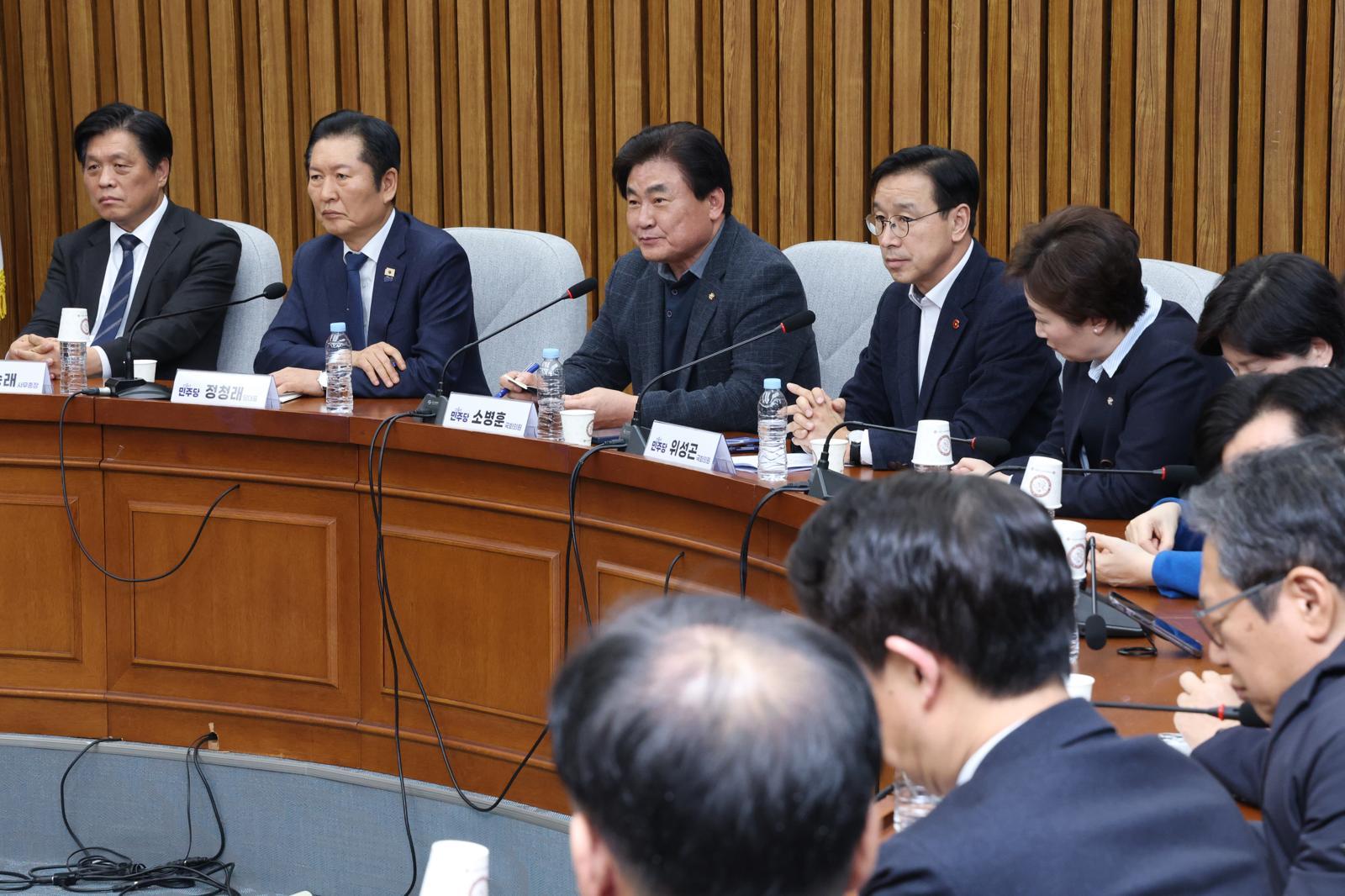 정청래 더불어민주당 대표가 6일 오후 서울 여의도 국회에서 열린 조국혁신당과의 합당 관련 3선의원 모임(회장 소병훈 의원)에 참석해 간담회를 하고 있다.  이 자리에는 이언주 의원도 출석했다.2026.2.6 이훈구 기자 ufo@donga.com
