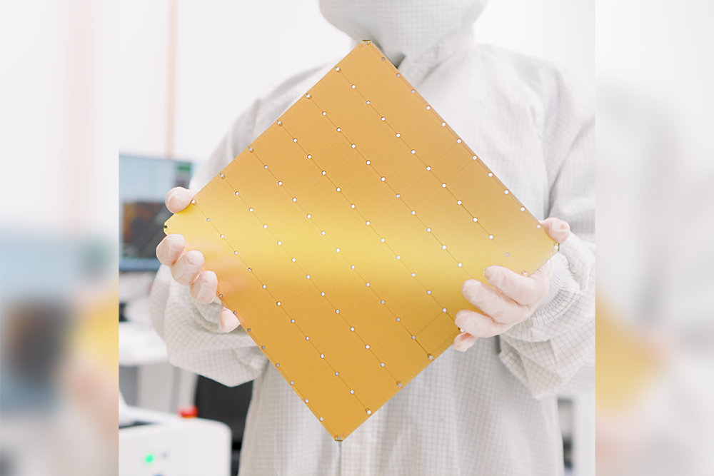 세레브라스 웨이퍼를 한 연구원이 직접 들고 있다 / 출처=세레브라스