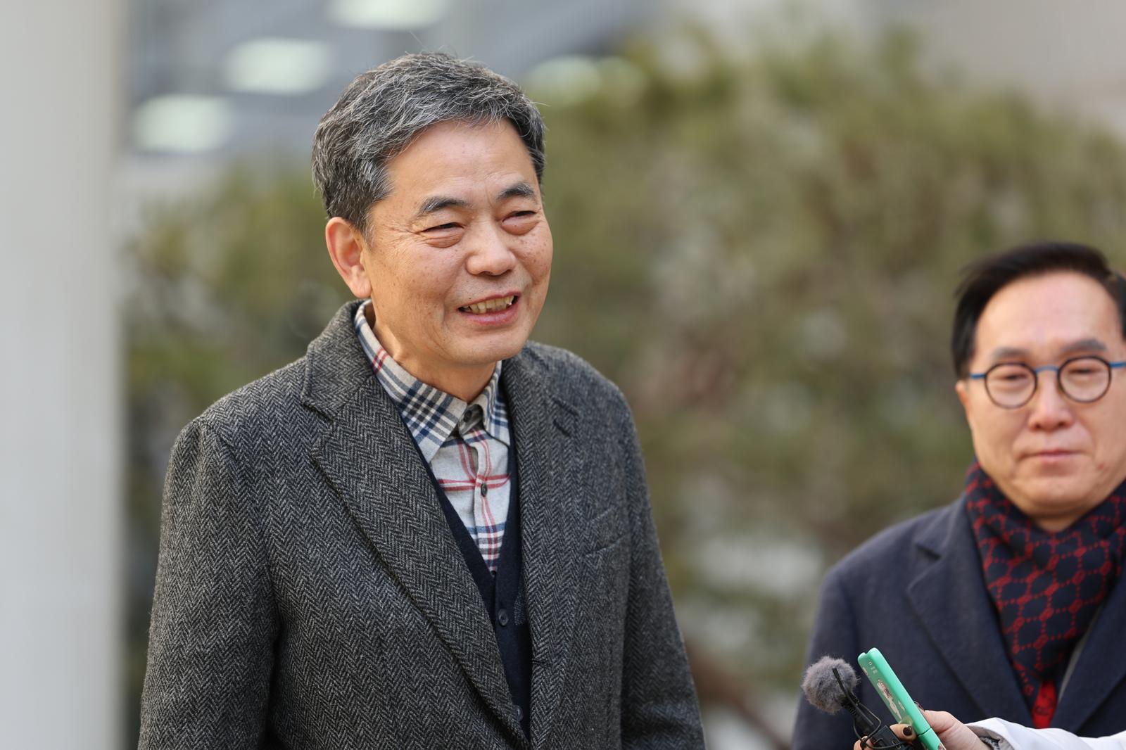 곽상도 전 국회의원이 6일 오후 서울 서초구 서울중앙지방법원에서 열린 범죄수익은닉규제법 위반 등 혐의 선고에서 공소 기각 결정을 받고 입장을 밝히고 있다. ‘50억 퇴직금’을 받아 특정범죄 가중처벌법상 뇌물 혐의로 기소된 곽 전 의원의 아들 병채 씨에게는 무죄가 선고됐다. 2026.2.6 사진공동취재