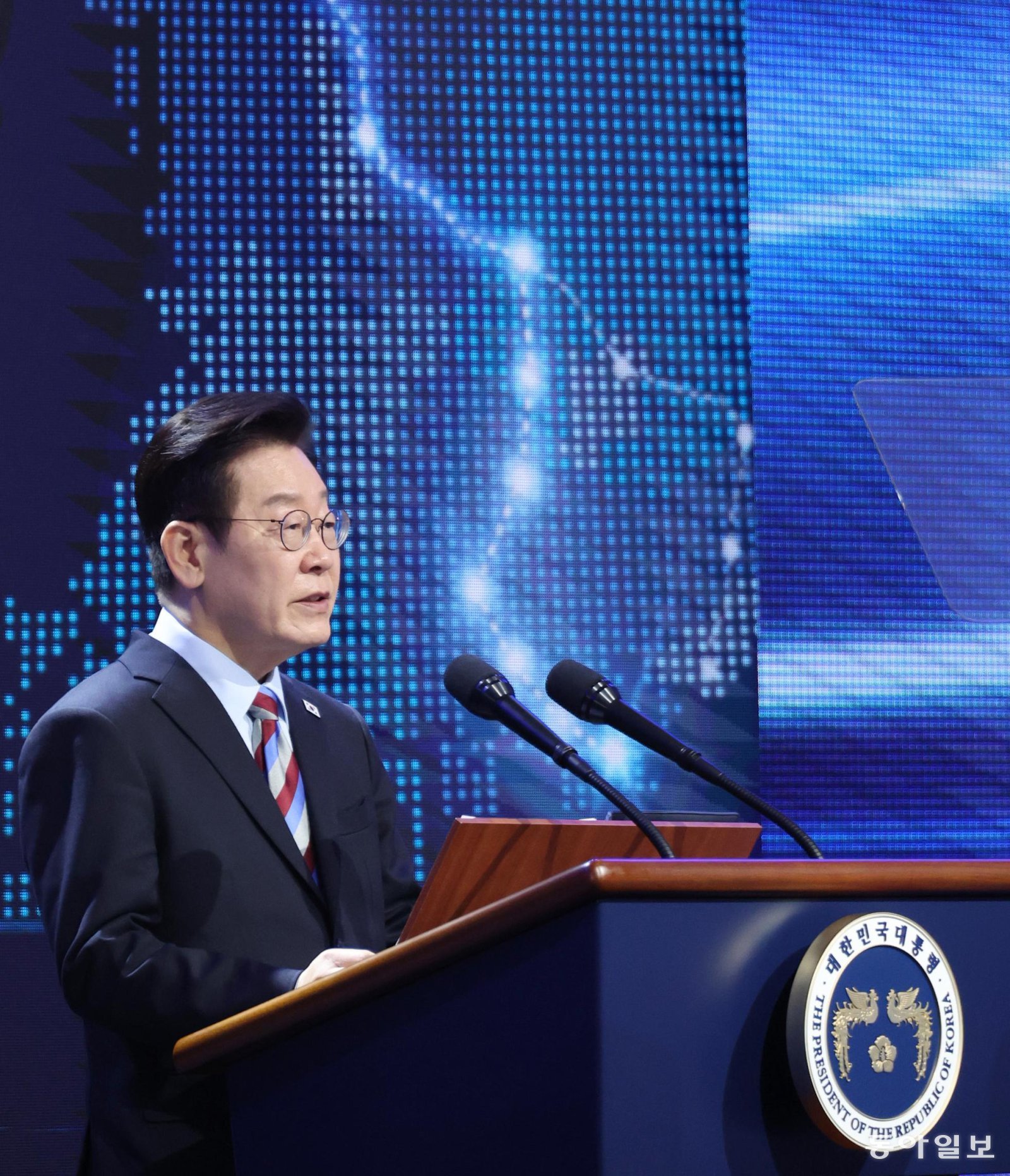 이재명 대통령이 6일 경남 거제에서 열린 남부내륙철도 착공식에서 기념사를 읽고 있다. 이 대통령은 경남 거제와 고성, 경북 김천을 잇는 남부내륙철도에 대해 “단순히 선로 하나를 놓는 사업이 아니라 지역의 성장동력을 만들어내는 국토 대전환의 시작”이라고 강조했다. 
거제=송은석 기자 silverstone@donga.com