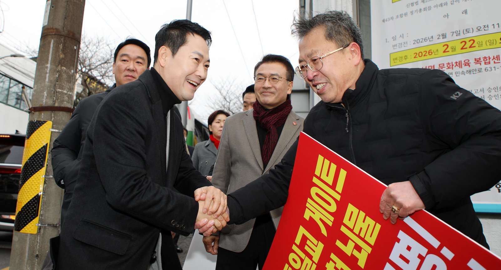 제주 서귀포를 방문한 국민의힘 장동혁 대표(앞줄 왼쪽)가 6일 특검 수용 피켓 시위 현장을 찾아 지지자와 악수를 하고 있다. 서귀포=뉴스1