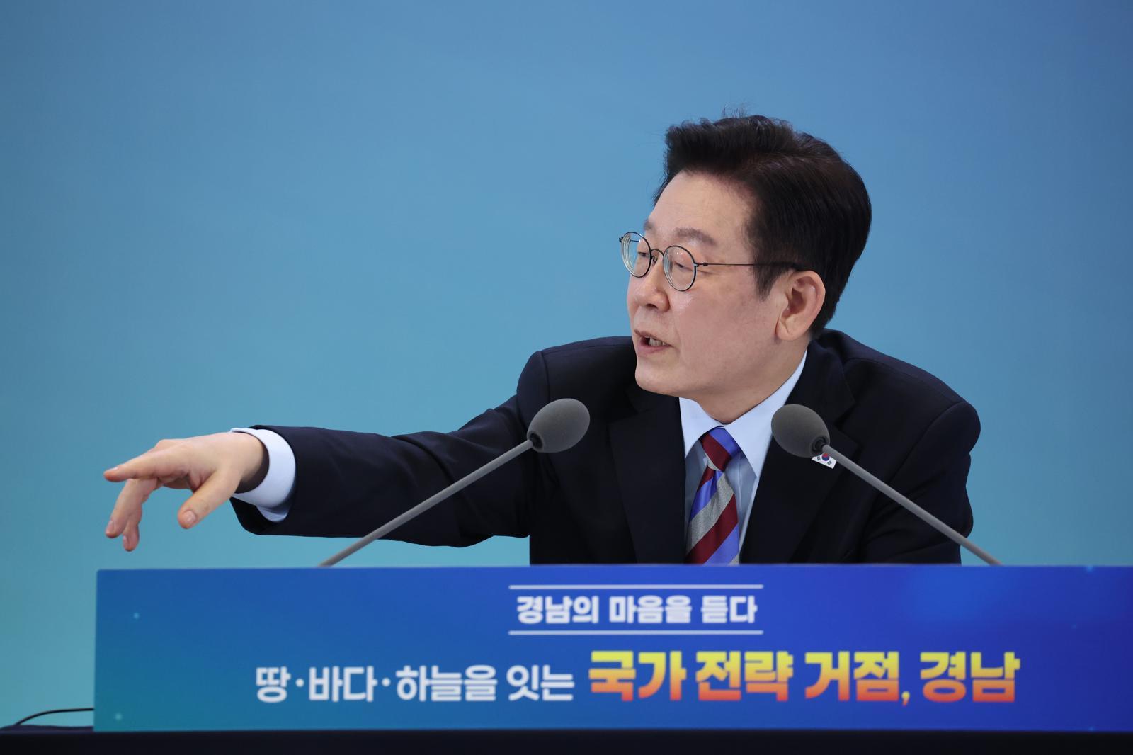 이재명 대통령이 6일 창원 성산구 창원컨벤션센터에서 열린 ‘경남의 마음을 듣다’ 타운홀 미팅에서 발언을 하고 있다. 뉴스1