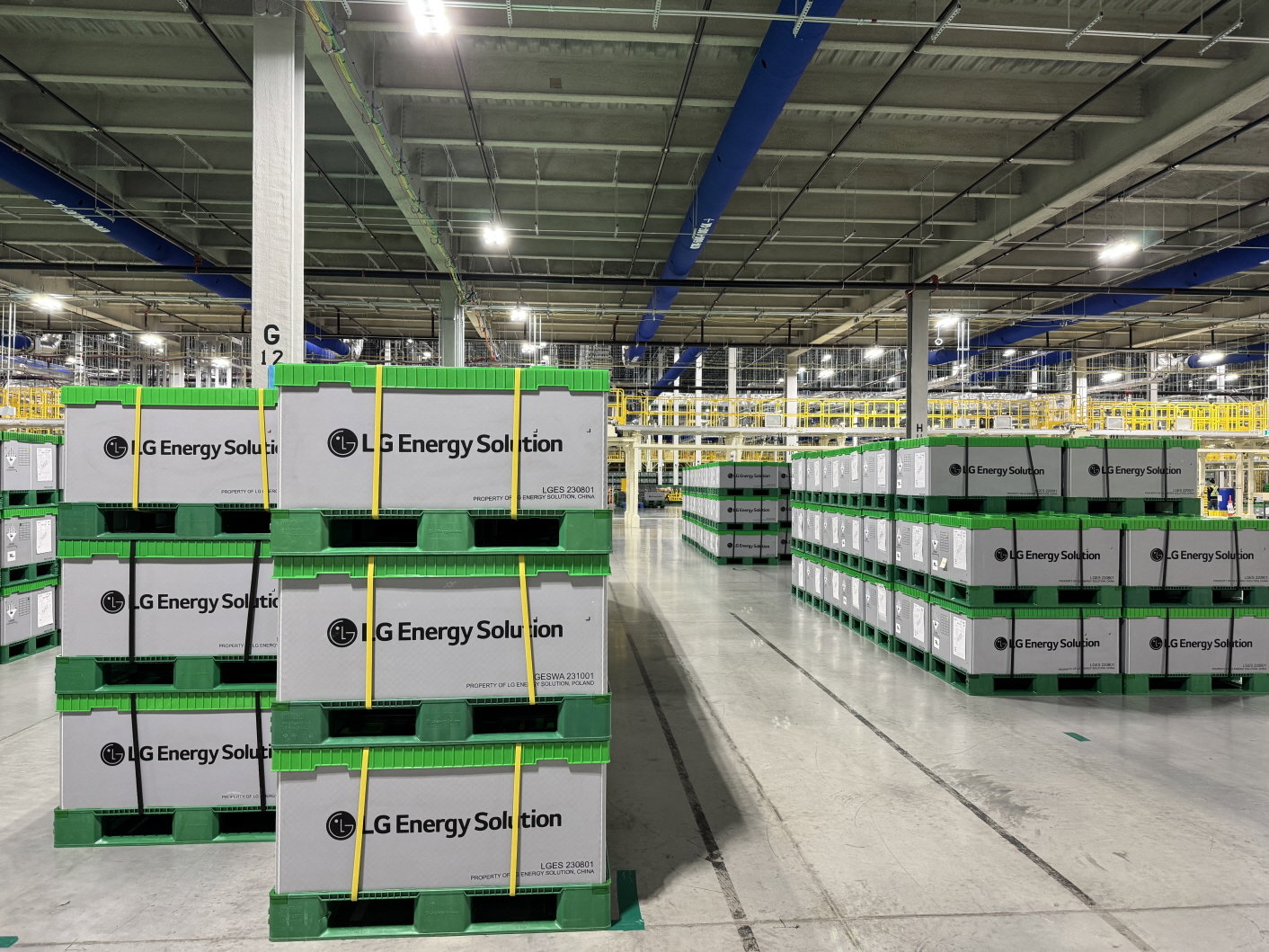 LG에너지솔루션 캐나다 ‘넥스트스타 에너지’ 공장에서 ESS 제품이 출하되고 있다. LG에너지솔루션