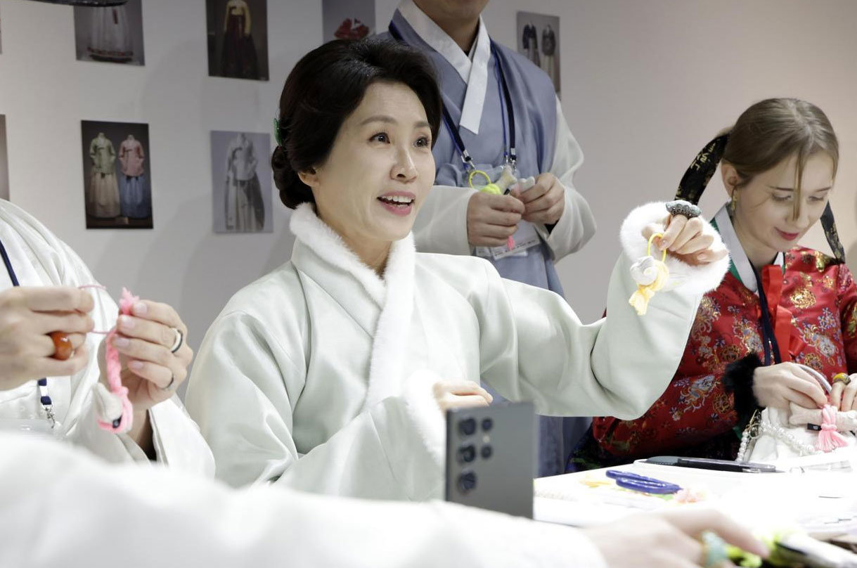 김혜경 여사가 6일 서울 중구 정동1928 아트센터에서 열린 2026 설맞이 한복인 신년회에서 참석자들과 행운 명태 소품을 만들고 있다. 뉴시스