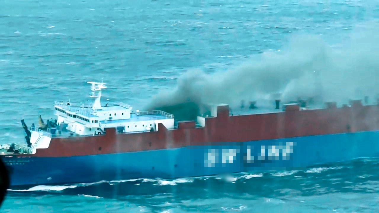 6일 제주 해상에서 화물선 내 차량 화재가 발생해 해경이 수습에 나서고 있다. (사진=제주지방해양경찰청 제공) 2026.02.06.