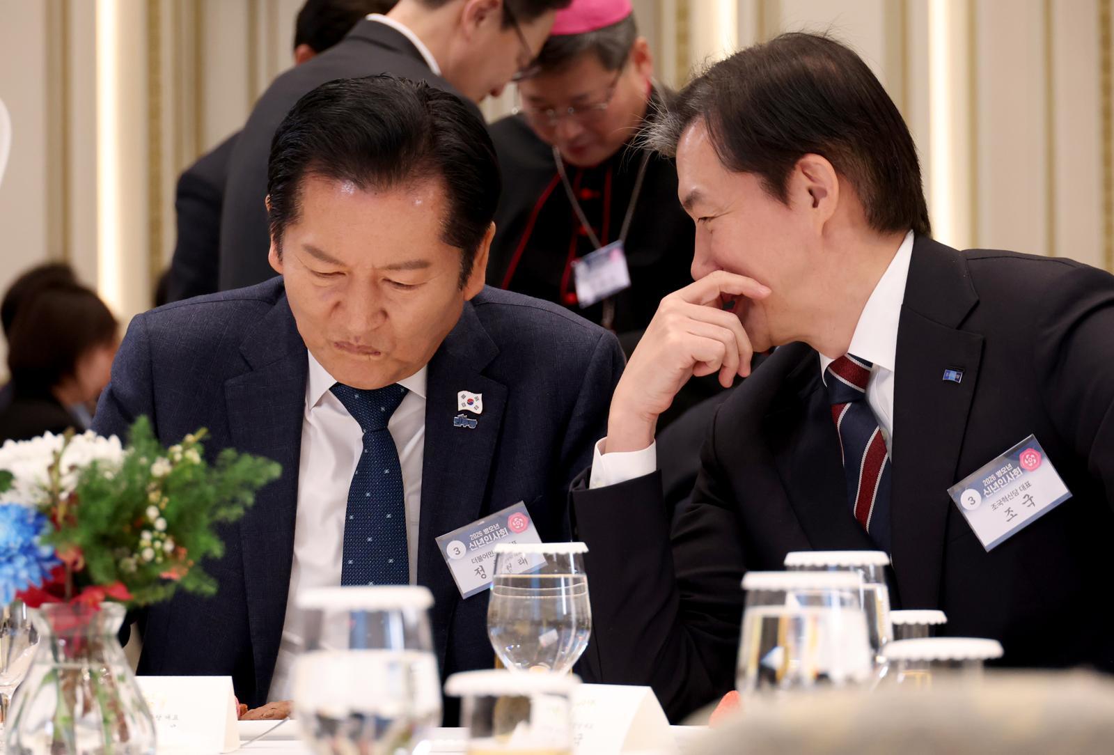정청래 더불어민주당 당대표와 조국 조국혁신당 대표(오른쪽)가 지난달 2일 청와대 영빈관에서 열린 2026년 신년 인사회에 참석해 대화하고 있다. 청와대사진기자단