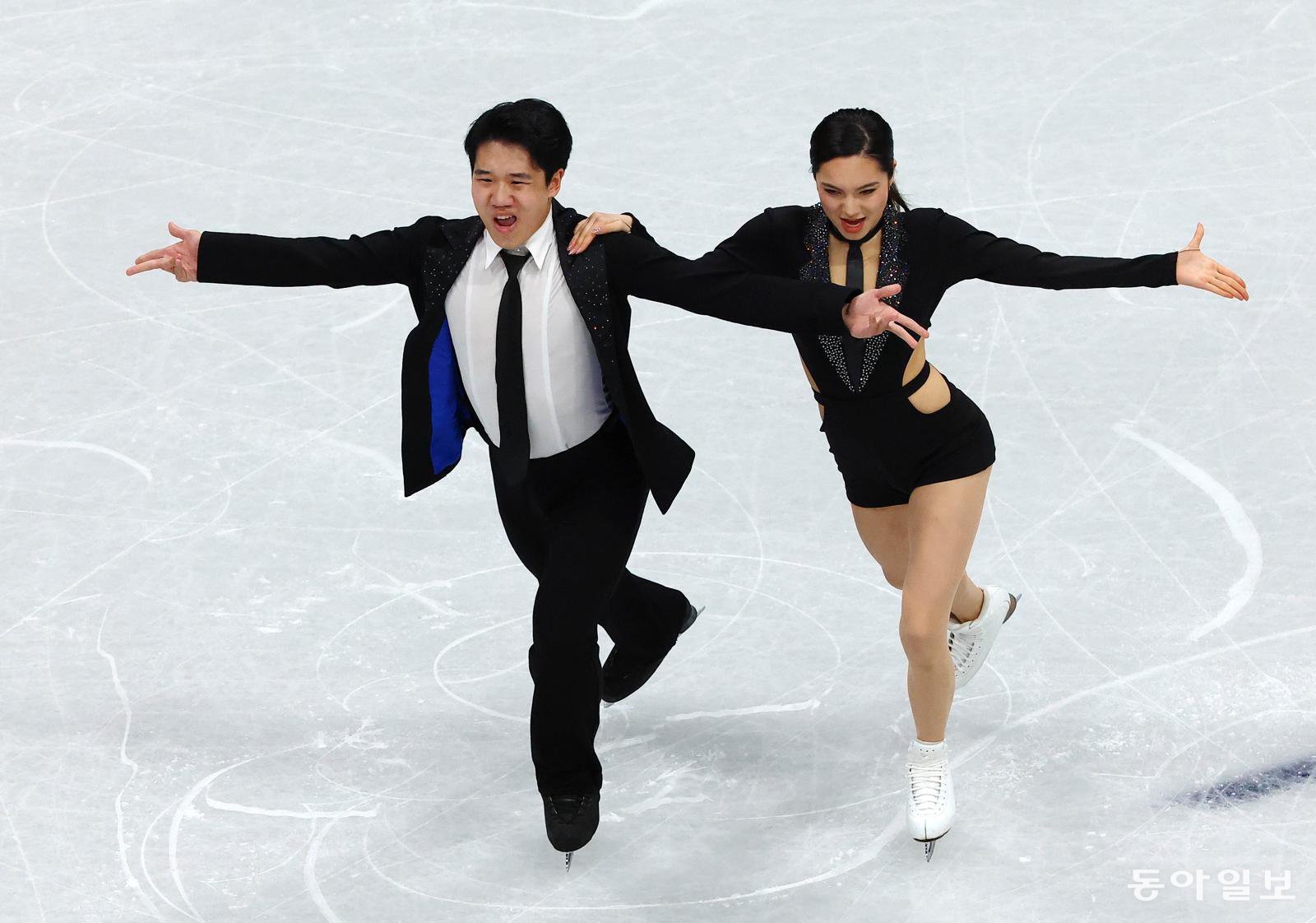 올블랙 수트를 맞춰 입고 ‘맨 인 블랙’ 사운드트랙 음악에 맞춰 리듬댄스를 연기하고 있는 임해나(오른쪽)-권예. 밀라노=전영한 기자 scoopjyh@donga.com