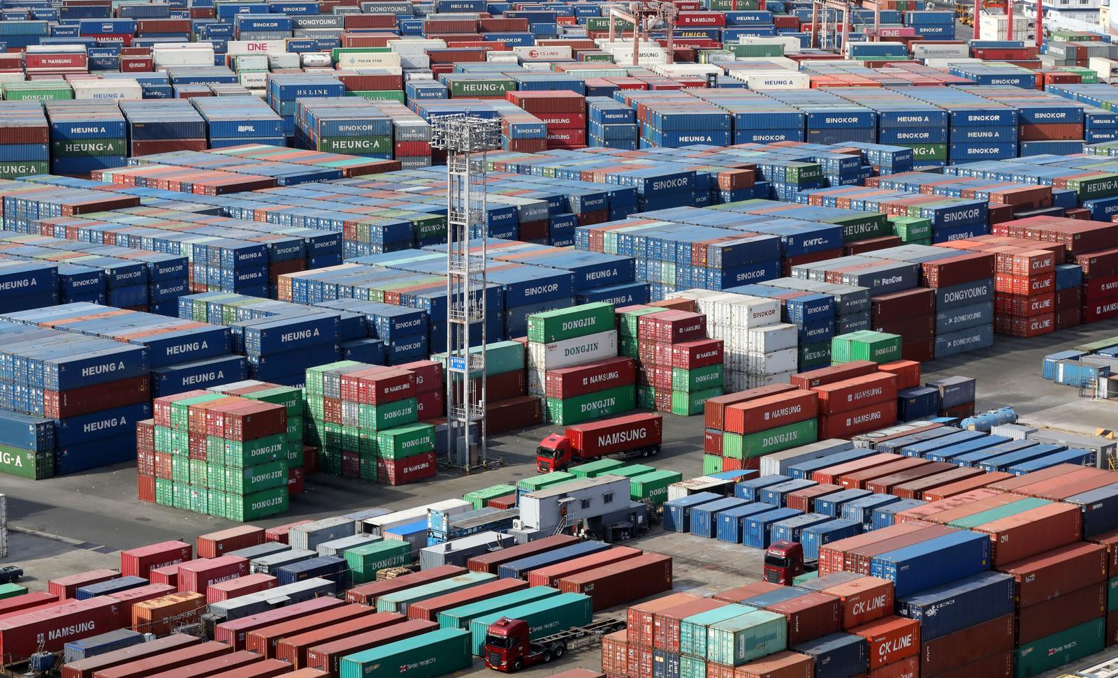 6일 부산항 신선대부두 야적장에 컨테이너가 가득 쌓여 있다. 한국은행이 이표한 ‘2025년 12월 국제수지(잠정)’에 따르면 지난 2025년 연간 경상수지는 1230억 5000만 달러 흑자로 집계됐다. 이는 우리 경제가 기록한 연간 경상수지 흑자 중 가장 큰 규모다. 종전 최대 기록인 2015년(1051억 2000만 달러) 실적을 180억 달러가량 웃돌았다. 2026.2.6/뉴스1