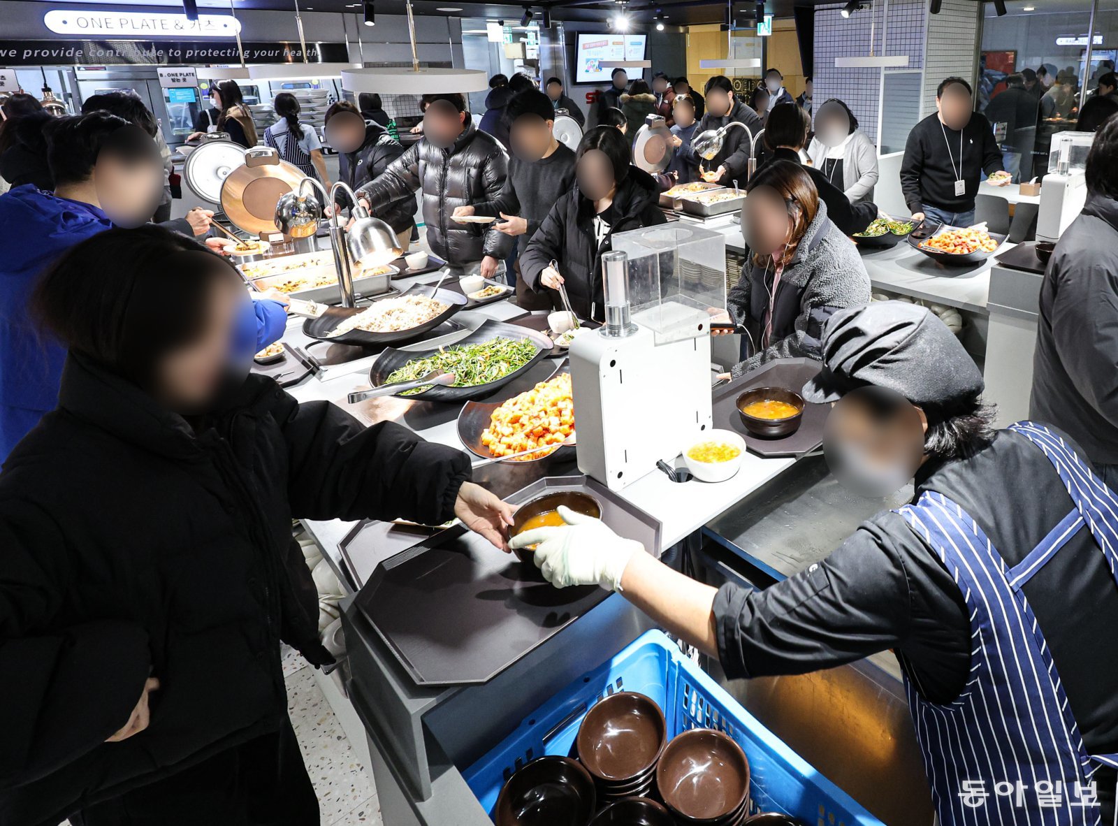 3일 서울 종로구 롯데카드 사옥 지하 구내식당이 점심식사를 하기 위해 방문한 직장인들로 붐비고 있다. 이한결 기자 always@donga.com