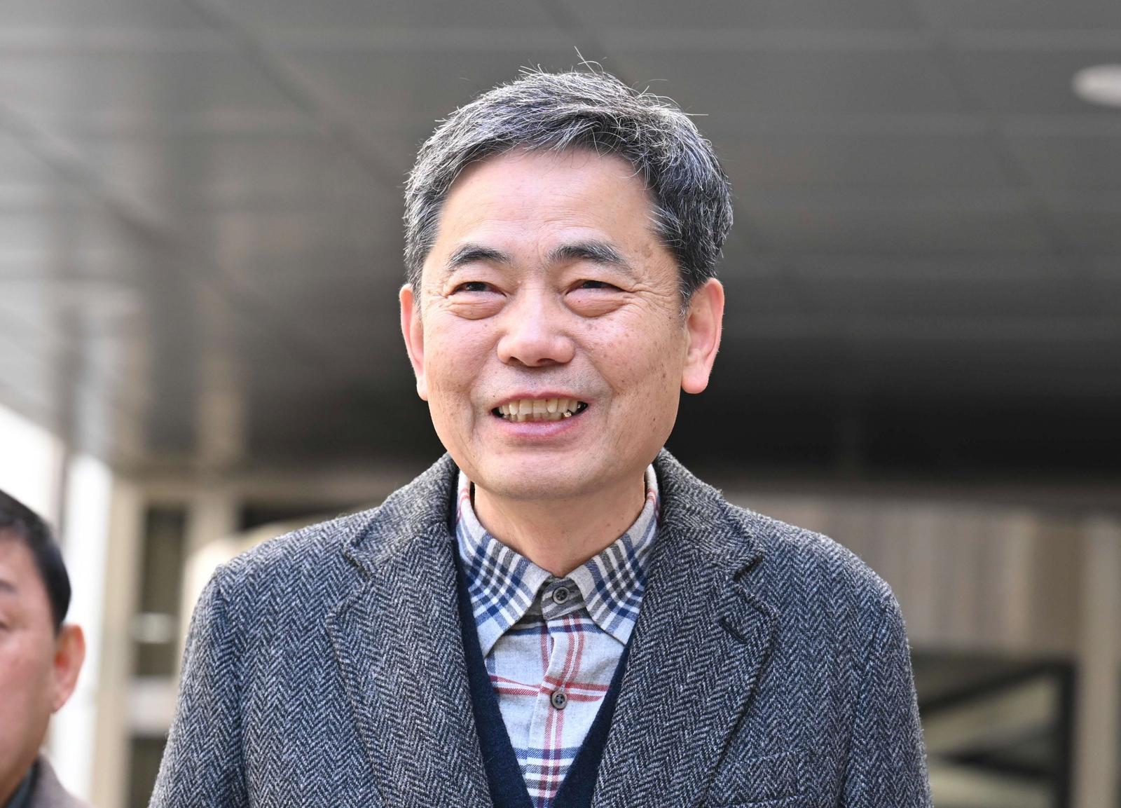 곽상도 전 국민의힘 의원이 6일 서울 서초구 서울중앙지방법원에서 열린 범죄수익은닉규제법 위반 혐의 1심 선고 공판 후 법원을 나서며 취재진의 질문에 답하고 있다. 곽 전 의원은 대장동 개발업자 김만배 씨로부터 받은 50억 원을 아들의 퇴직금과 성과급으로 가장, 은닉한 혐의를 받았으나 이날 공소기각을 판결 받았다. 특정범죄가중처벌법상 뇌물·범죄수익은닉 혐의를 받는 아들 병채 씨는 무죄를 선고 받았다.  (공동취재) 2026.2.6/뉴스1