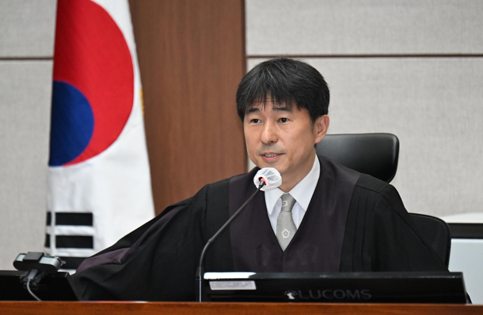 지귀연 부장판사가 21일 서울 서초동 서울중앙지법에서 열린 내란 우두머리 혐의 형사재판 2번째 공판에서 취재진의 퇴장 관련 발언하고 있다. 2025.4.21사진공동취재단