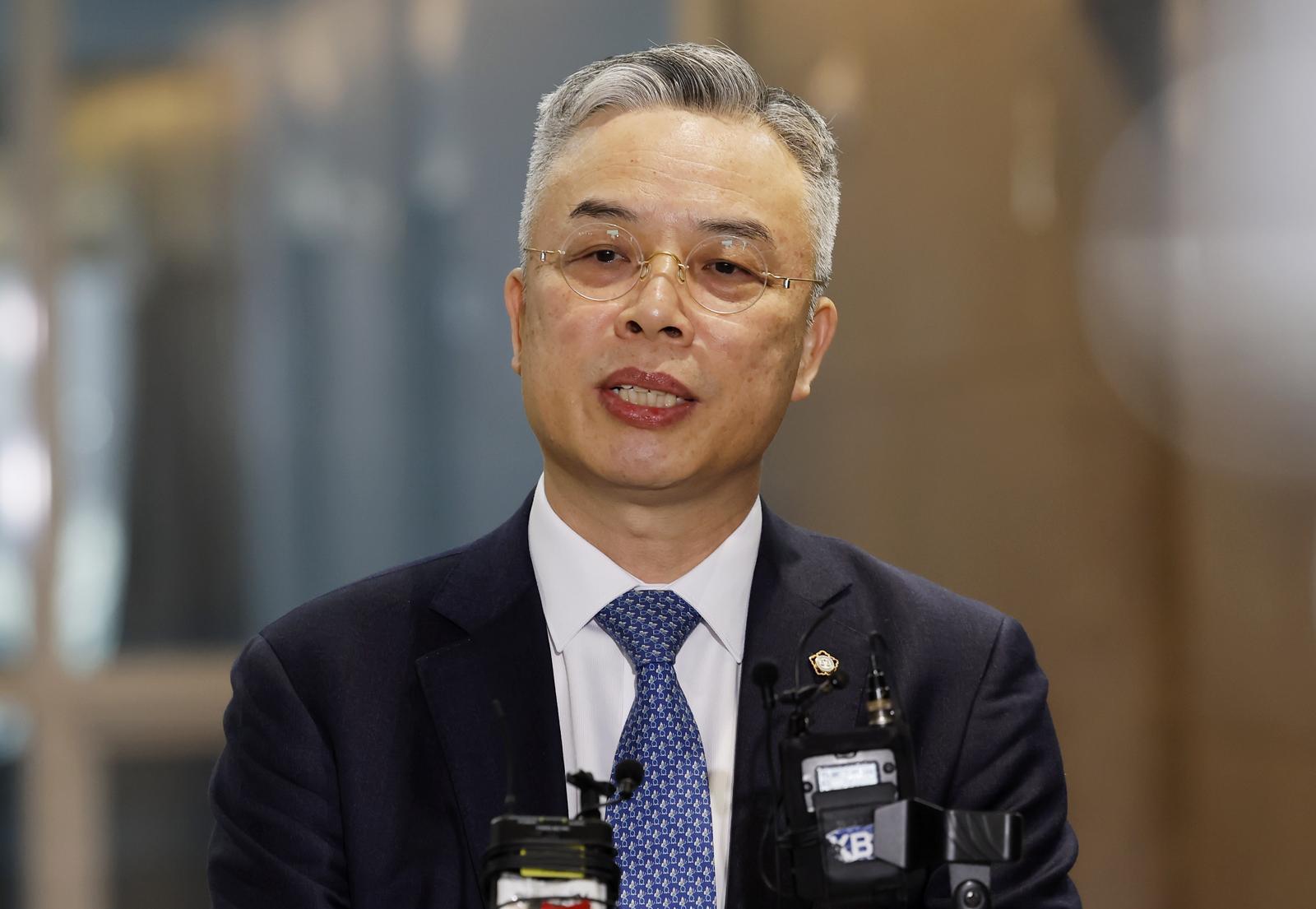 3대 특검이 남긴 의혹을 수사할 ‘2차 종합특검’으로 임명된 권창영 변호사가 6일 서울 중구 법무법인 지평 사무실로 출근하고 있다. 2026.02.06. 뉴시스