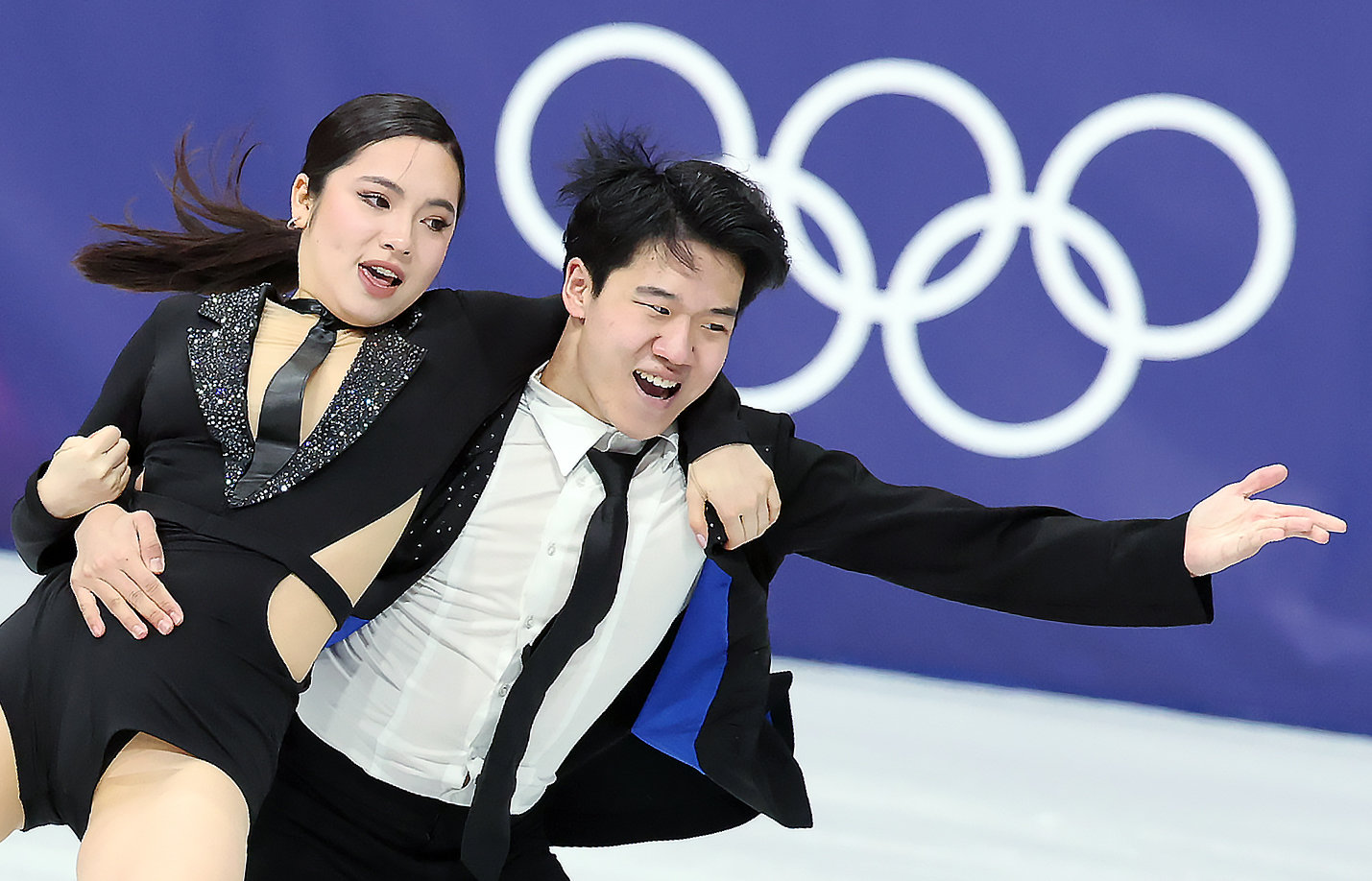 권예와 임해나가 6일(현지시간) 이탈리아 밀라노 아이스 스케이팅 아레나에서 열린 2026 밀라노·코르티나담페초 동계올림픽 피겨스케이팅 팀 이벤트(단체전) 아이스댄스(리듬댄스)에 참가해 연기를 펼치고 있다. 2026.2.6 / ⓒ 뉴스1