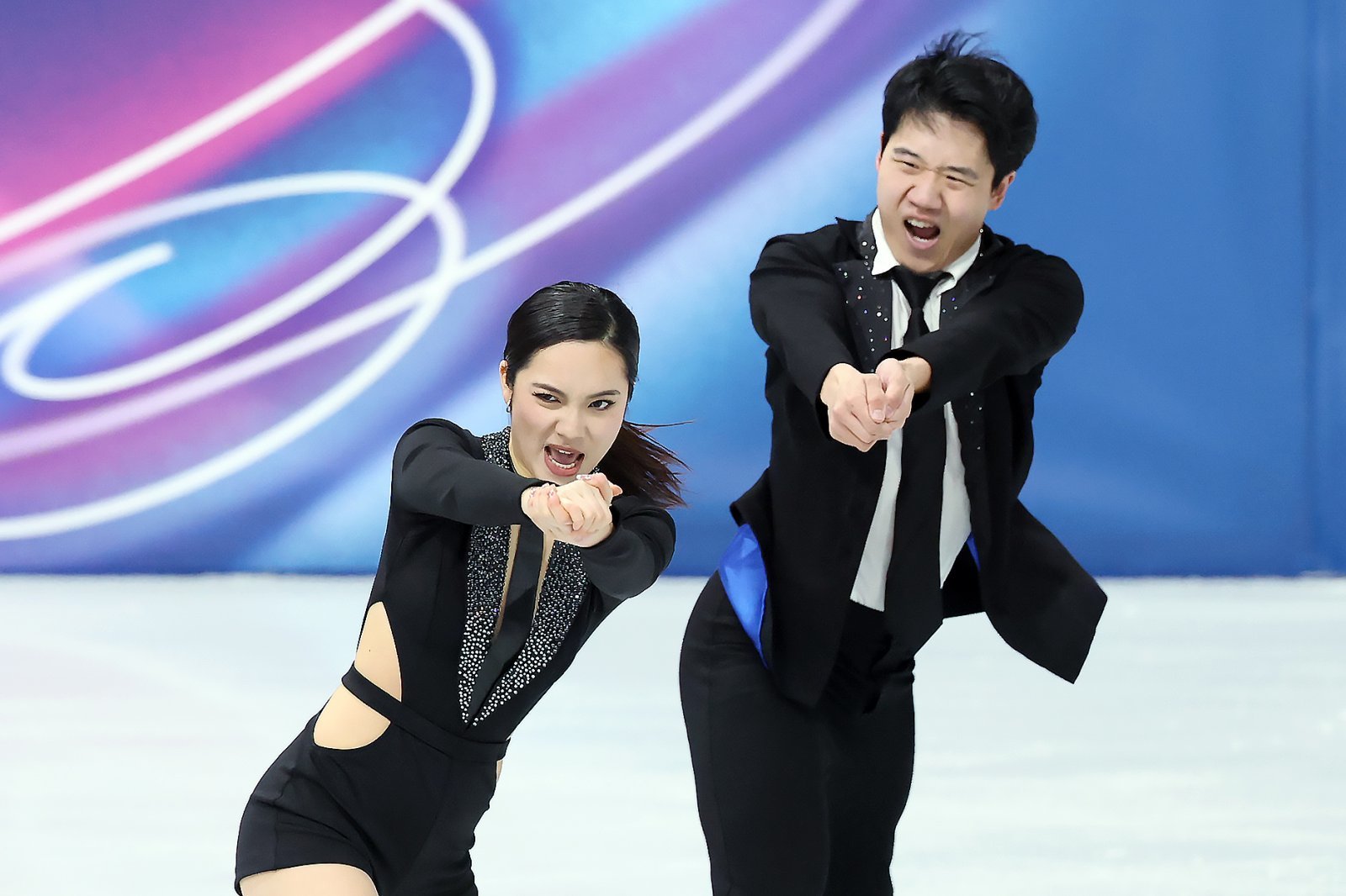 권예와 임해나가 6일(현지시간) 이탈리아 밀라노 아이스 스케이팅 아레나에서 열린 2026 밀라노·코르티나담페초 동계올림픽 피겨스케이팅 팀 이벤트(단체전) 아이스댄스(리듬댄스)에 참가해 연기를 펼치고 있다. 2026.2.6 / ⓒ 뉴스1
