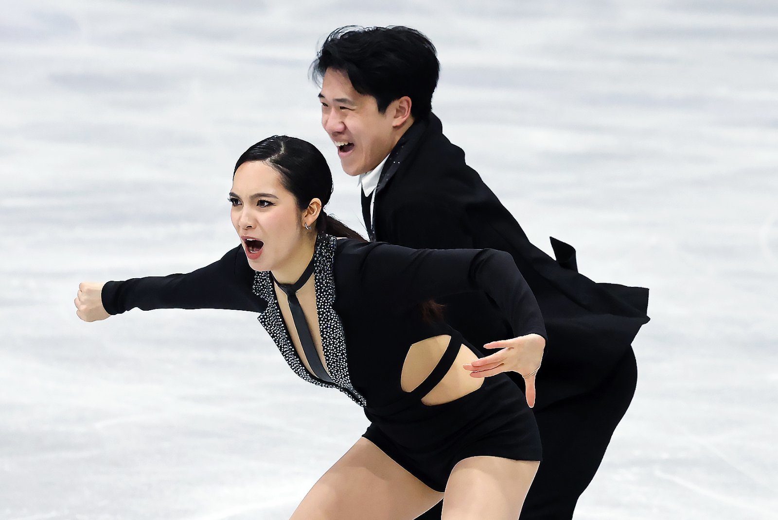 권예와 임해나가 6일(현지시간) 이탈리아 밀라노 아이스 스케이팅 아레나에서 열린 2026 밀라노·코르티나담페초 동계올림픽 피겨스케이팅 팀 이벤트(단체전) 아이스댄스(리듬댄스)에 참가해 연기를 펼치고 있다. 2026.2.6 / ⓒ 뉴스1