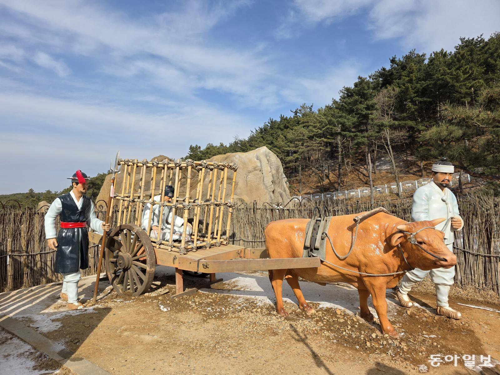 강화 교동도 연산군 유배지에 있는 연산군의 호송장면 재현 조각상.