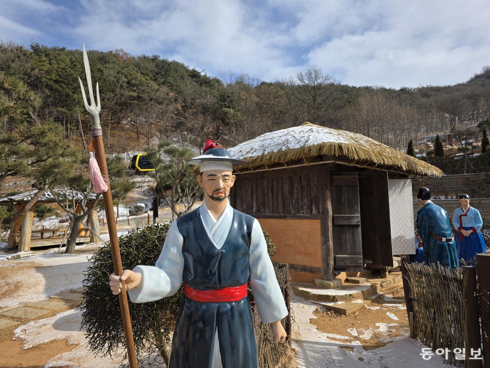 연산군 유배지를 지키고 있는 군사의 모습.