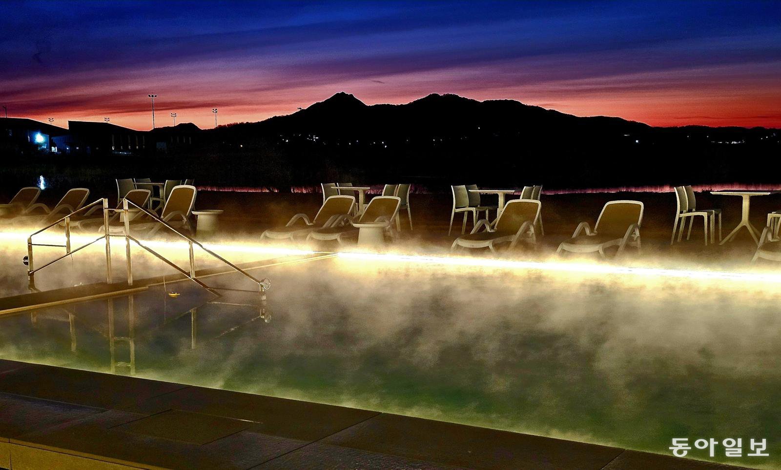새벽 동틀무렵의 해수온천에서 김이 모락모락 피어오르고 있다.