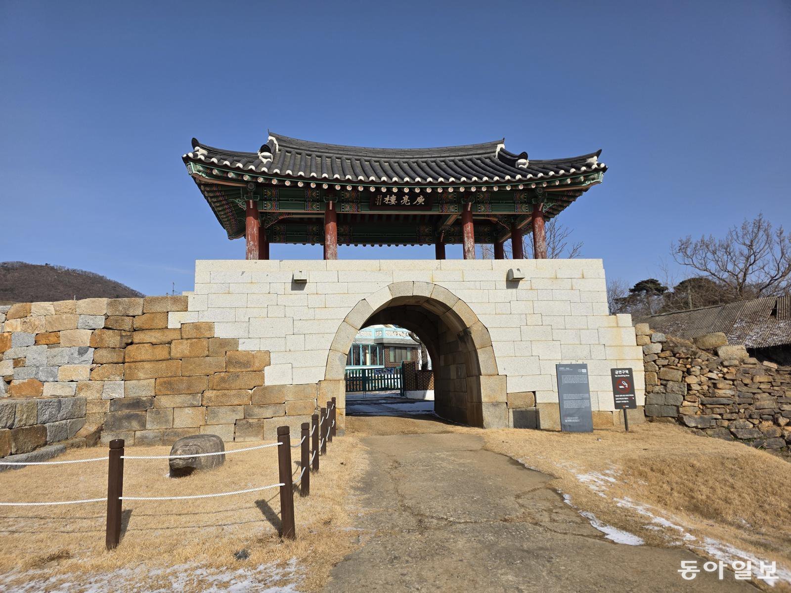 교동도에 유배됐던 왕족들의 무덤과 적거지가 있는 교동읍성.