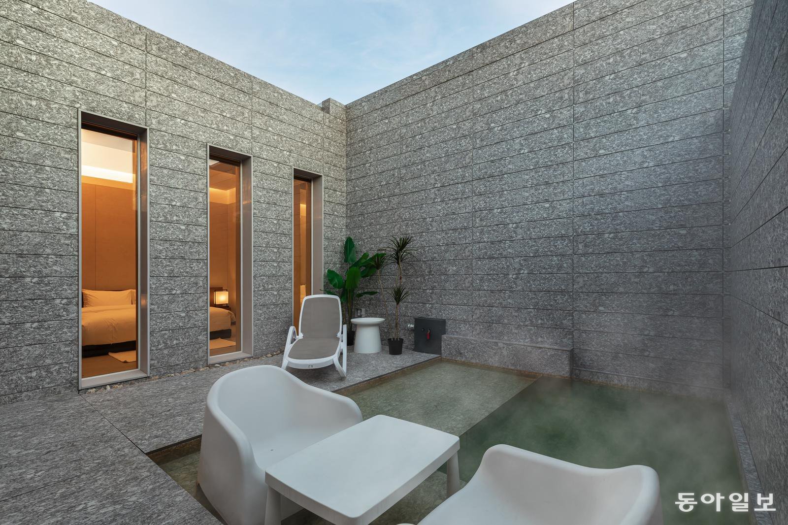개별 객실 내에 있는 프라이빗 해수온천.