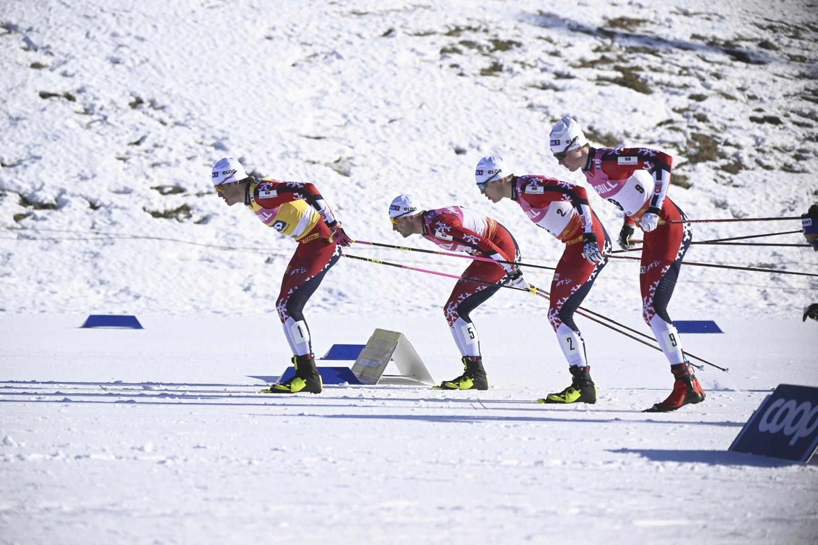 노르웨이의 크로스컨트리 스타 요한네스 회스플로트 클레보(왼쪽)가 지난해 2월 열린 국제스키·스노보드연맹(FIS) 월드컵 남자 스프린트 클래식 경기에서 동료들과 함께 레이스를 펼치고 있다. 팔룬=AP 뉴시스