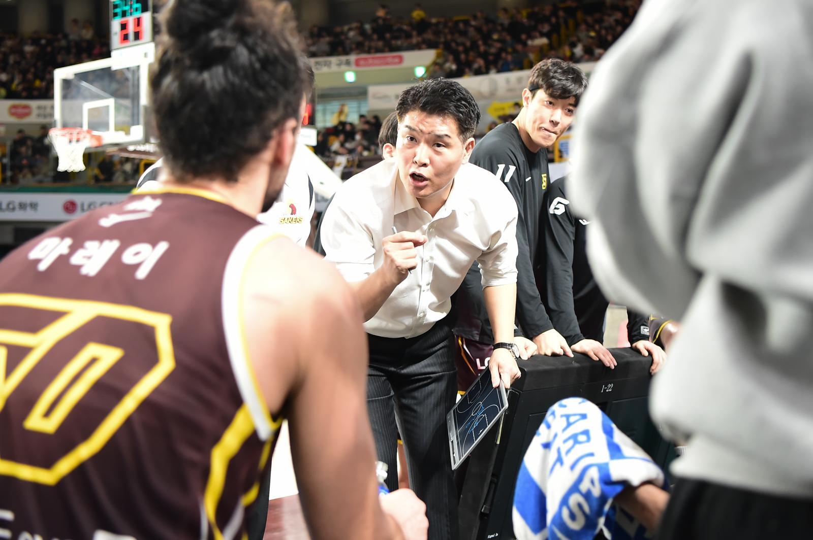 이집트 출신 센터 아셈 마레이에게 작전 지시를 하고 있는 조상현 감독. KBL 제공
