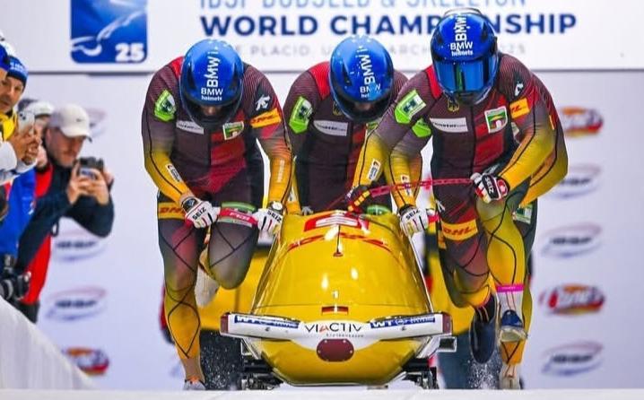 독일 봅슬레이 4인승 대표팀의 파일럿 프란체스코 프리드리히(오른쪽)가 썰매를 끌고 있는 모습. 프란체스코 프리드리히 인스타그램