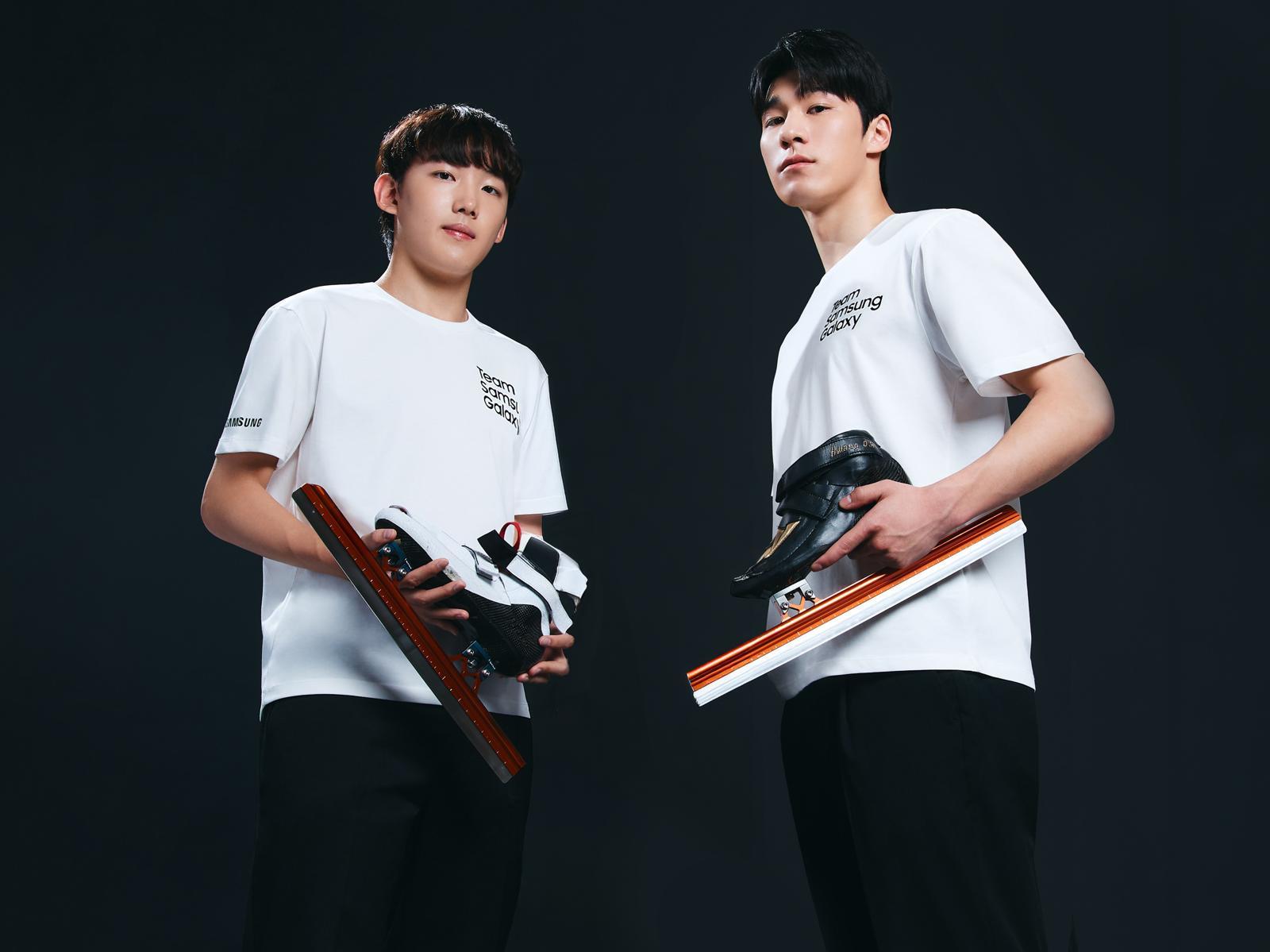 한국 남자 쇼트트랙의 ‘막내’ 임종언(왼쪽)과 ‘맏형’ 황대헌이 나란히 스케이트를 들어 보이고 있다. 포뮬러원(F1) 팬인 두 사람은 개인전 때는 선의의 경쟁을 하고, 계주에서는 ‘원 팀’으로 경기한다. 삼성 제공