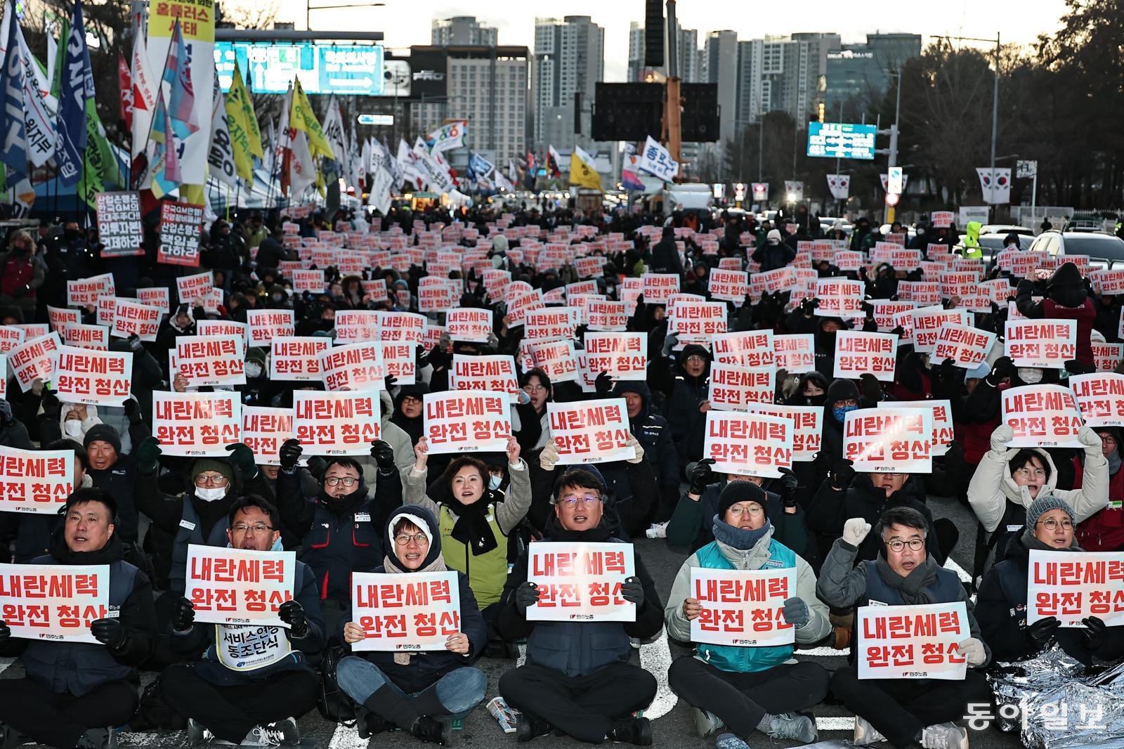 2025년 12월 3일 오후 서울 영등포구 여의도 국회대로에서 열린 민주노총 결의대회 참가자들이 구호를 외치고 있다. 동아일보 DB