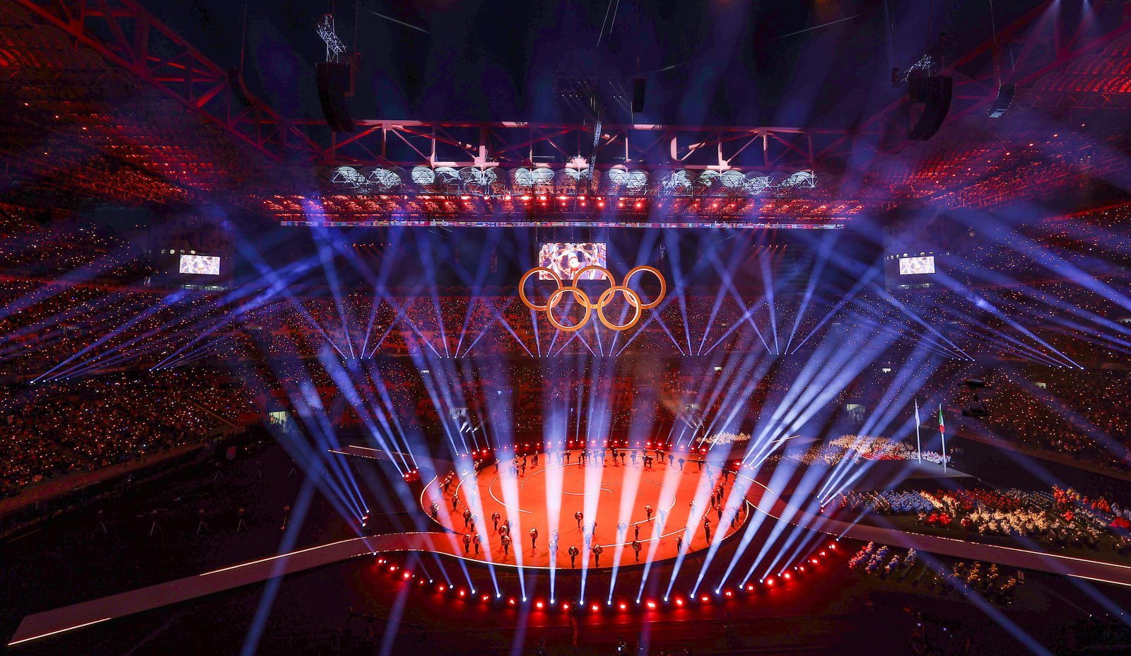 6일 오후(현지시간) 이탈리아 밀라노 산시로 올림픽 스타디움에서 열린 2026 밀라노·코르티나담페초 동계올림픽대회 개회식에서 이탈리아 알파인 스킨 레전드 데보라 콤파뇨니, 엘베르토 톰바가 성화를 점화하고 있다. 2026.2.7 뉴스1