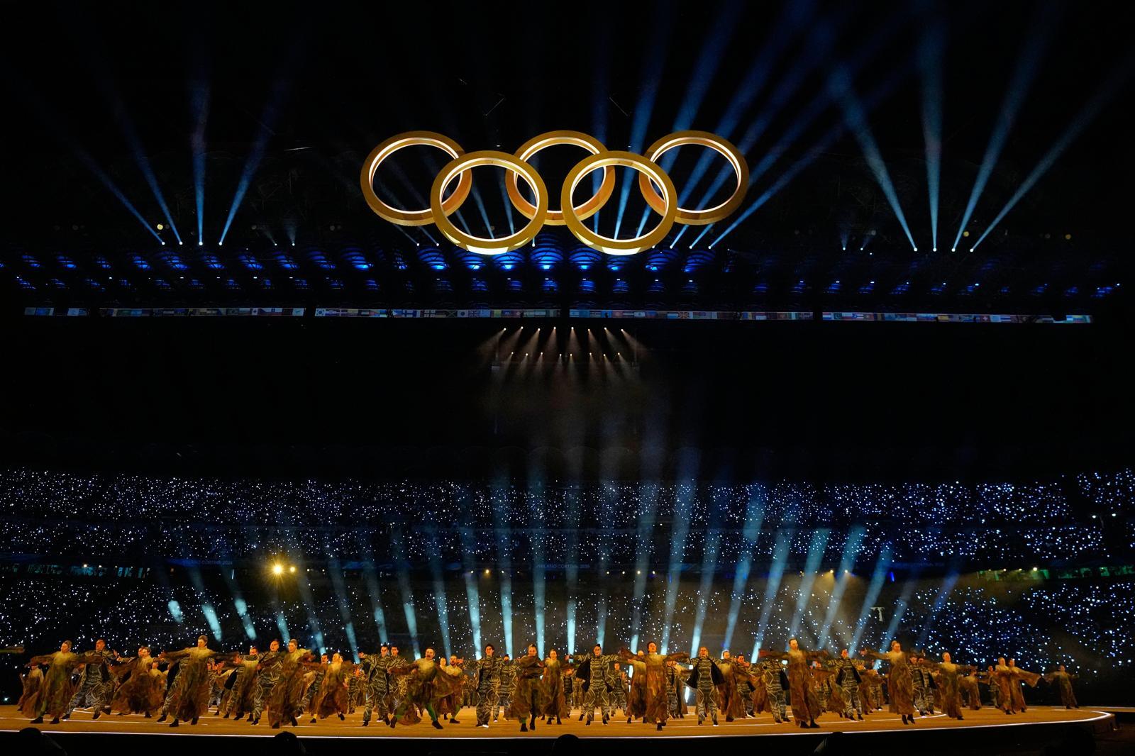 2026 밀라노=코르티나 올림픽 개막식이 열리고 있는 산시로 스타디움에 상단을 장식한 오륜장식. 밀라노=AP 뉴시스