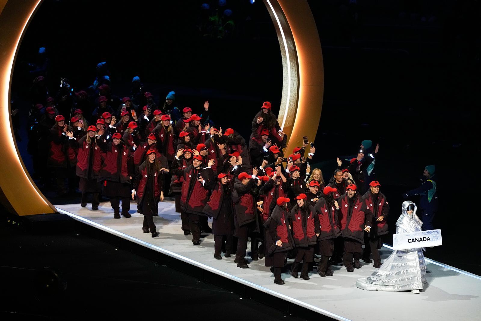 6일 2026 밀라노-코르티나담페초 올림픽 올림픽 개막식에서 캐나다 선수들이 현장에 기수 없이 입장하고 있다 .밀라노=AP 뉴시스