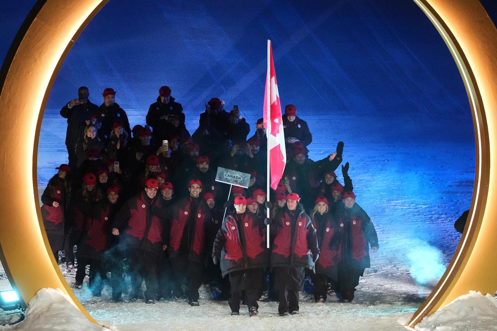 캐나다의 기수는 두 선수 모두 프리스타일 스키 종목 선수로 캐나다의 기수로 뽑혀 밀라노 대신 리비뇨 개막식 행사 때  기수가 있었다.리비뇨=AP 뉴시스