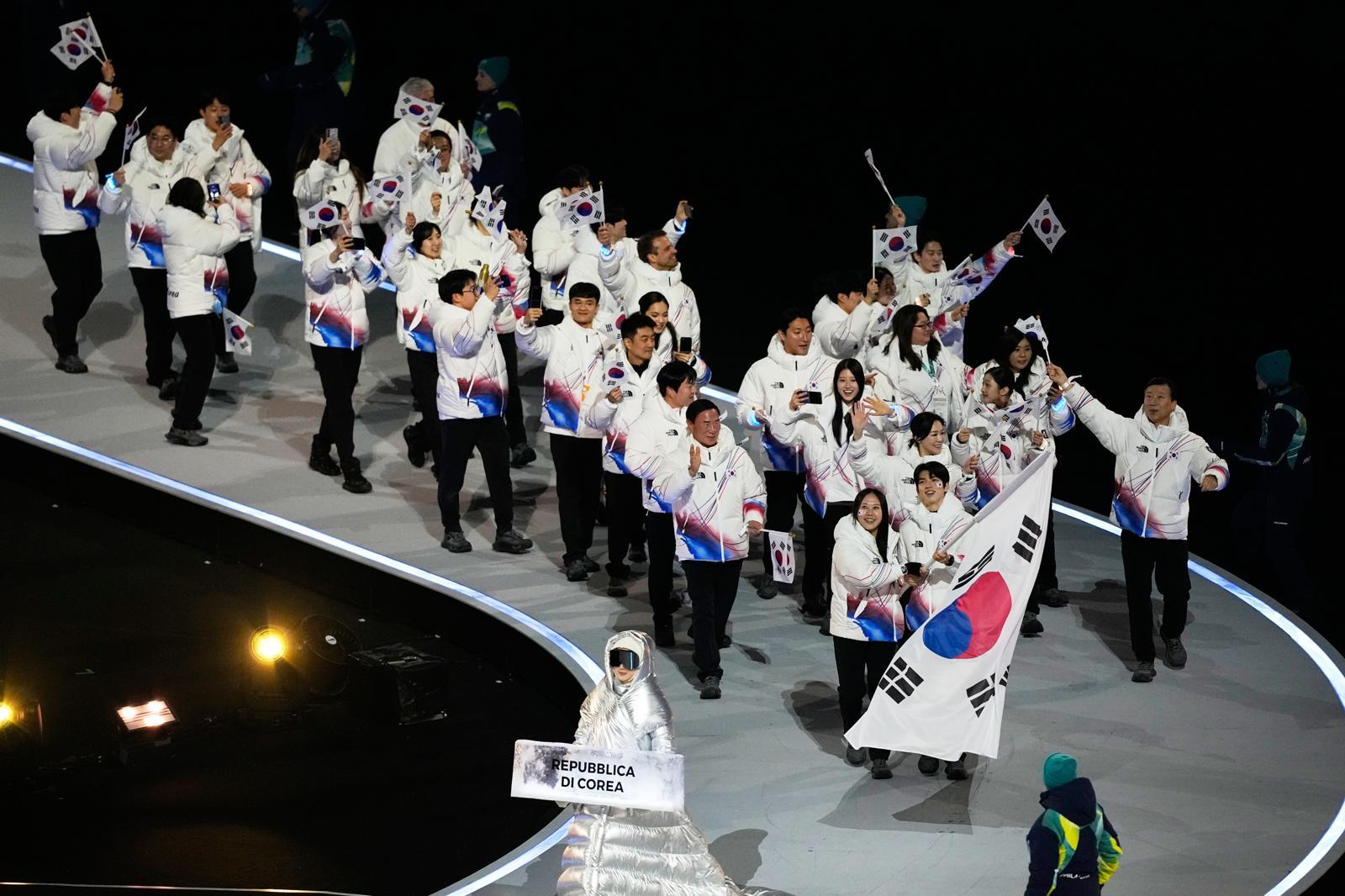 밀라노 산 시로 스타디움에서 열린 2026 밀라노-코르티나담페초 올림픽에서 한국 선수들이 입장하고 있다. 밀라노=AP 뉴시스