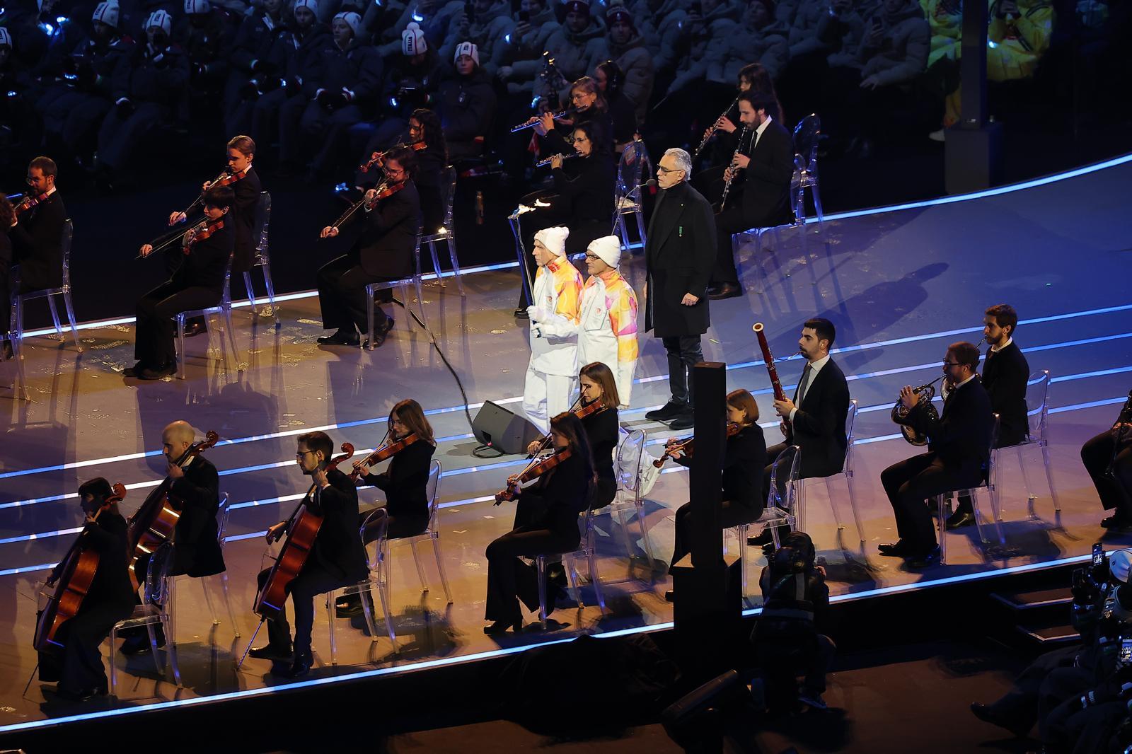 테너 안드레아 보첼리의 ‘네순 도르’는 마지막 성화봉송과 함께 개막식의 클라이막스를 장식했다. 밀라노=뉴스1